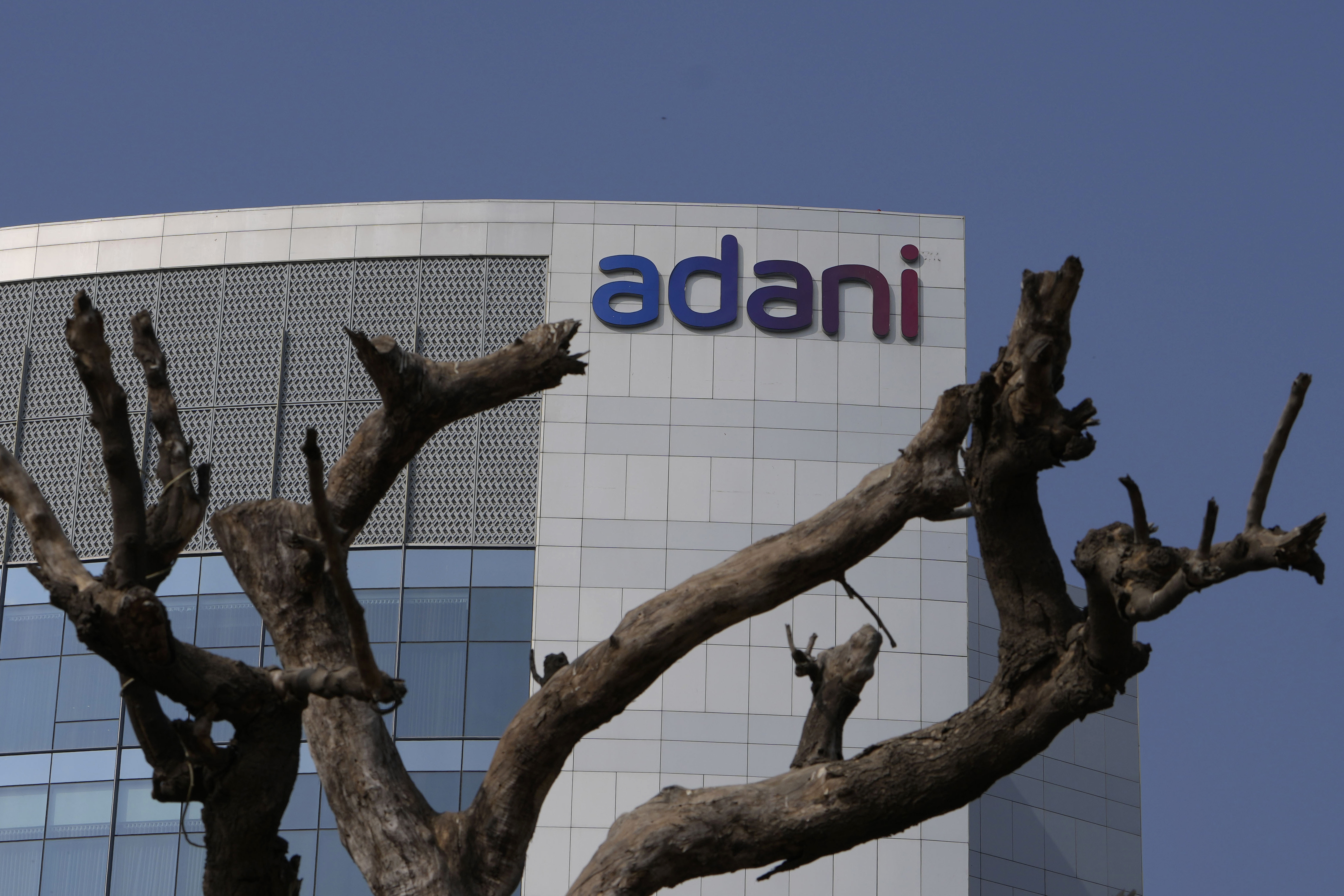 Ramas secas de un árbol se encuentran afuera de Adani Corporate House en Ahmedabad, India, el viernes 27 de enero de 2023. Las acciones del grupo indio Adani se desplomaron hasta un 20% el viernes y la compañía dijo que estaba considerando emprender acciones legales contra las empresas de corto plazo con sede en Estados Unidos. vendedora Hindenburg Research por acusaciones de manipulación del mercado de valores y fraude contable que han llevado a los inversores a deshacerse de sus acciones. (Foto AP/Ajit Solanki)