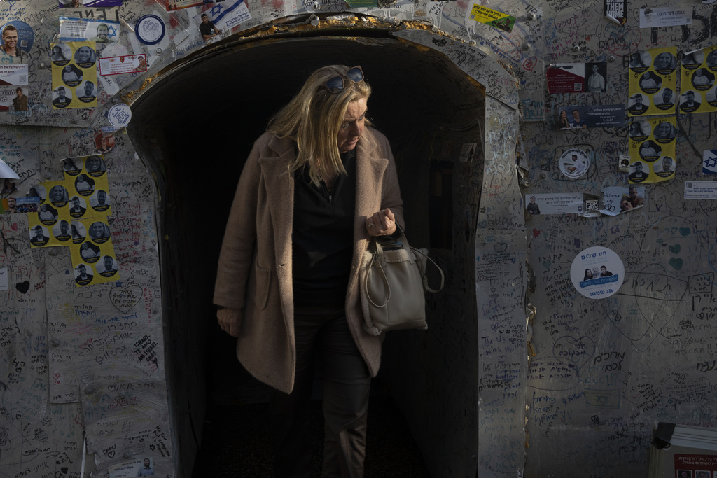 Una mujer sale de una réplica de un túnel en la Franja de Gaza, exhibida en solidaridad con los rehenes retenidos por el grupo militante Hamas en Gaza en Tel Aviv, Israel, el viernes 24 de enero de 2025. (Foto AP/Maya Alleruzzo)