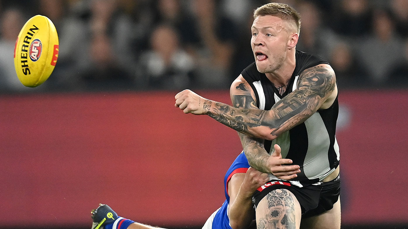Jordan De Goey of the Magpies handballs during his side's loss to the Bulldogs