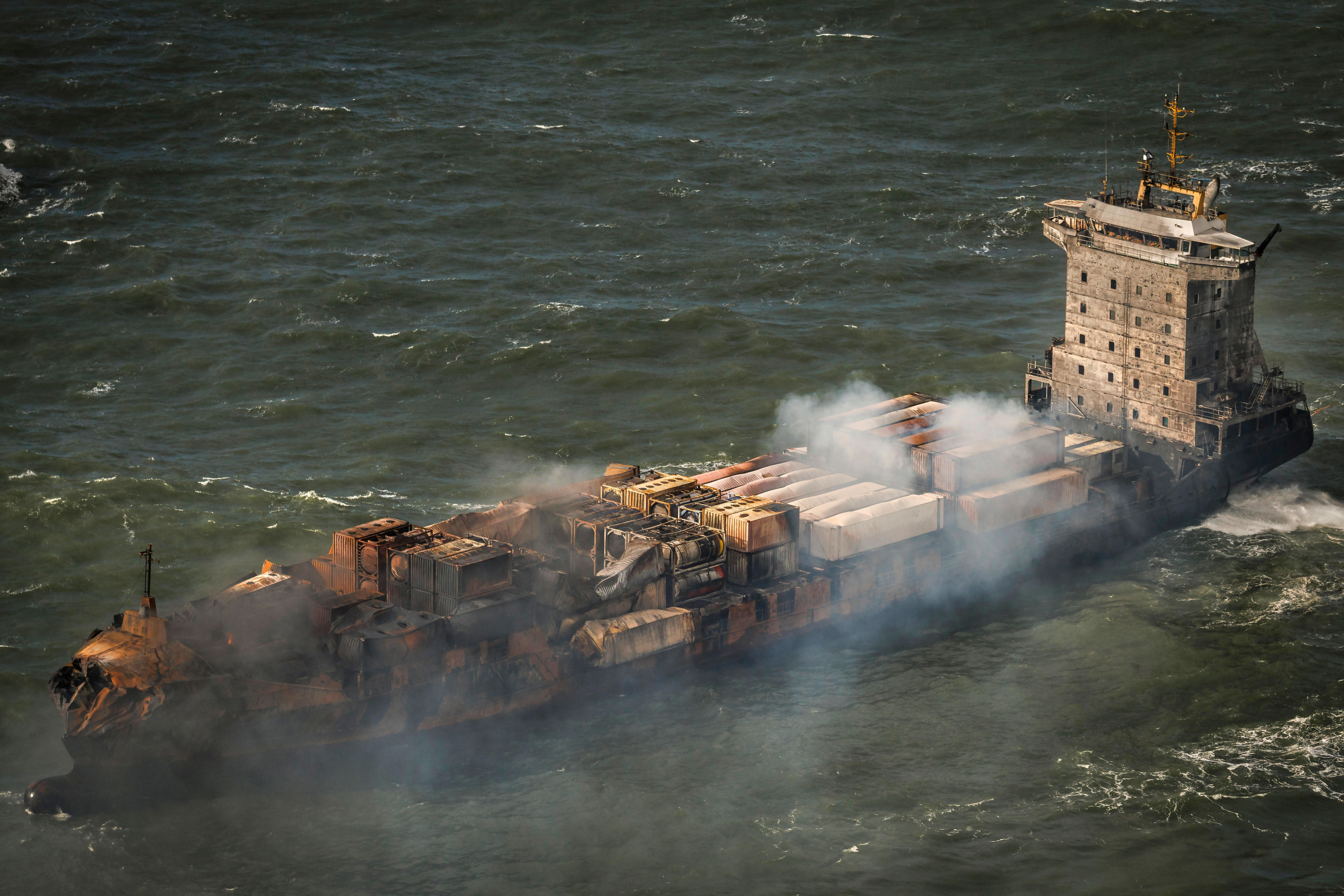 El humo se sale del barco de carga MV Solong en el Mar del Norte, frente a la costa de Yorkshire, el martes 11 de marzo de 2025, en Inglaterra. (Foto de Dan Kitwood/Pool a través de AP)