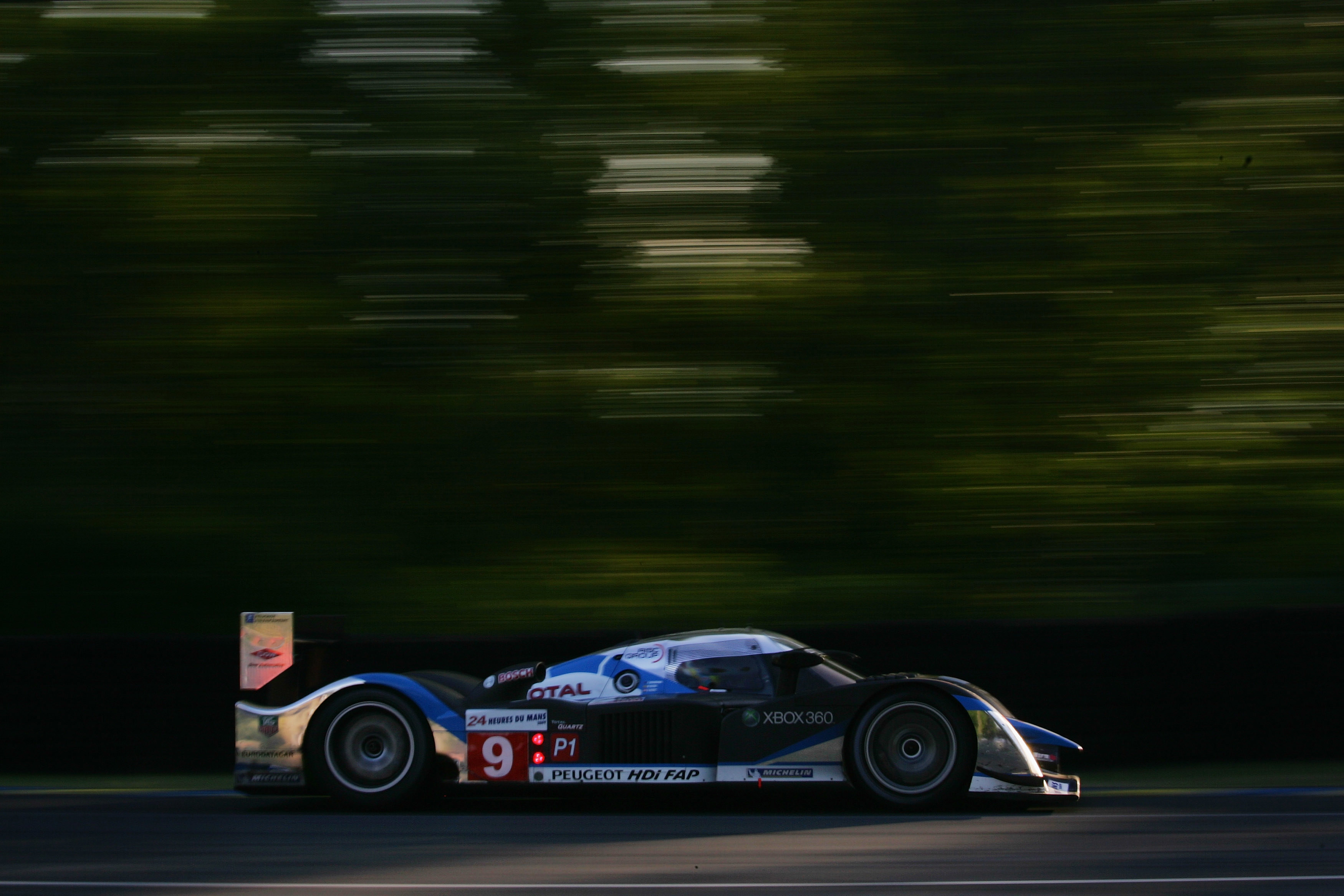 The No.9 Peugeot 908 HDi FAP during the 2009 24 Hours of Le Mans.