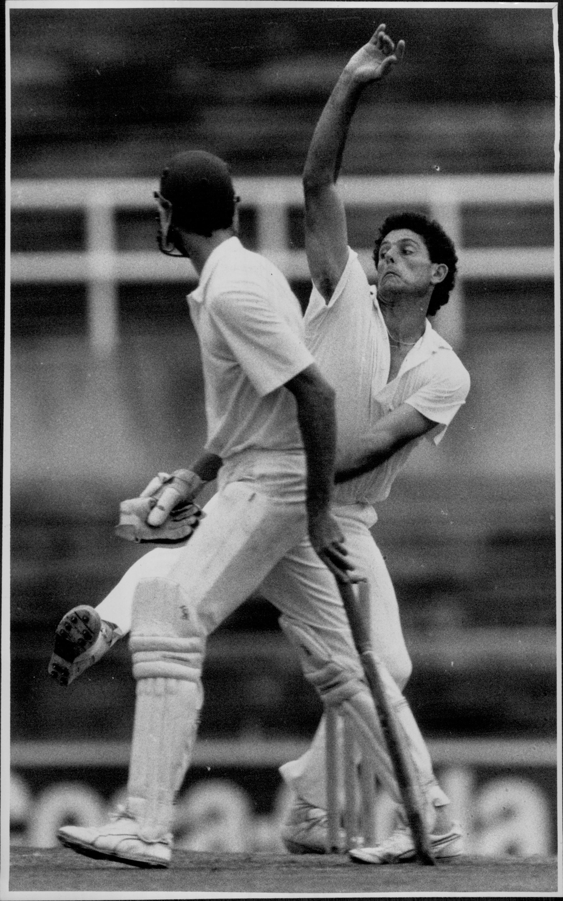 Mike Whitney bowling for NSW against Queensland in the 1988-89 Sheffield Shield season.