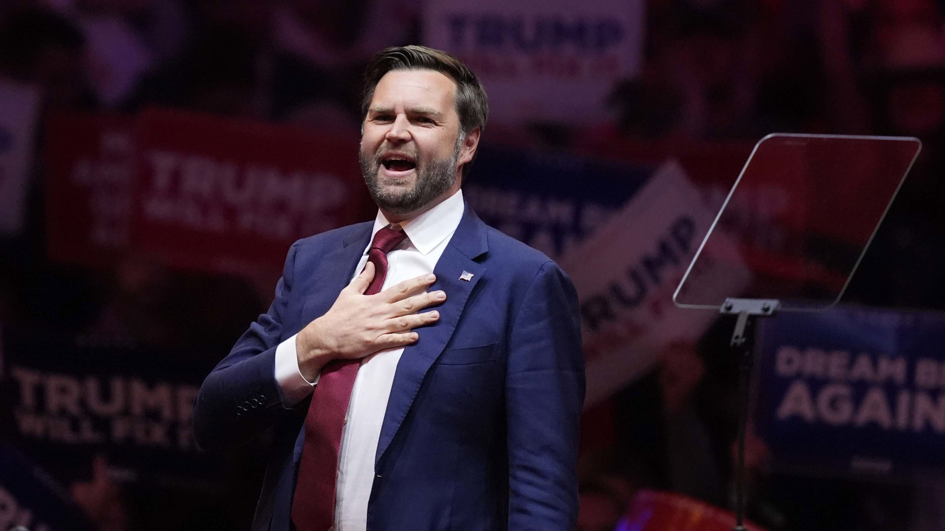 El candidato republicano a la vicepresidencia, el senador JD Vance (republicano por Ohio), hace gestos ante el candidato republicano a la presidencia, el expresidente Donald Trump, en un mitin de campaña en el Madison Square Garden, el domingo 27 de octubre de 2024, en Nueva York. (Foto AP/Evan Vucci)