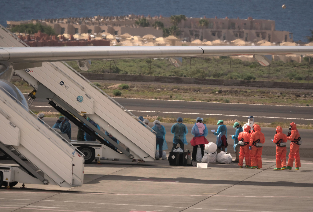 Plane en route to lift Aussies from virus-stricken cruise ship