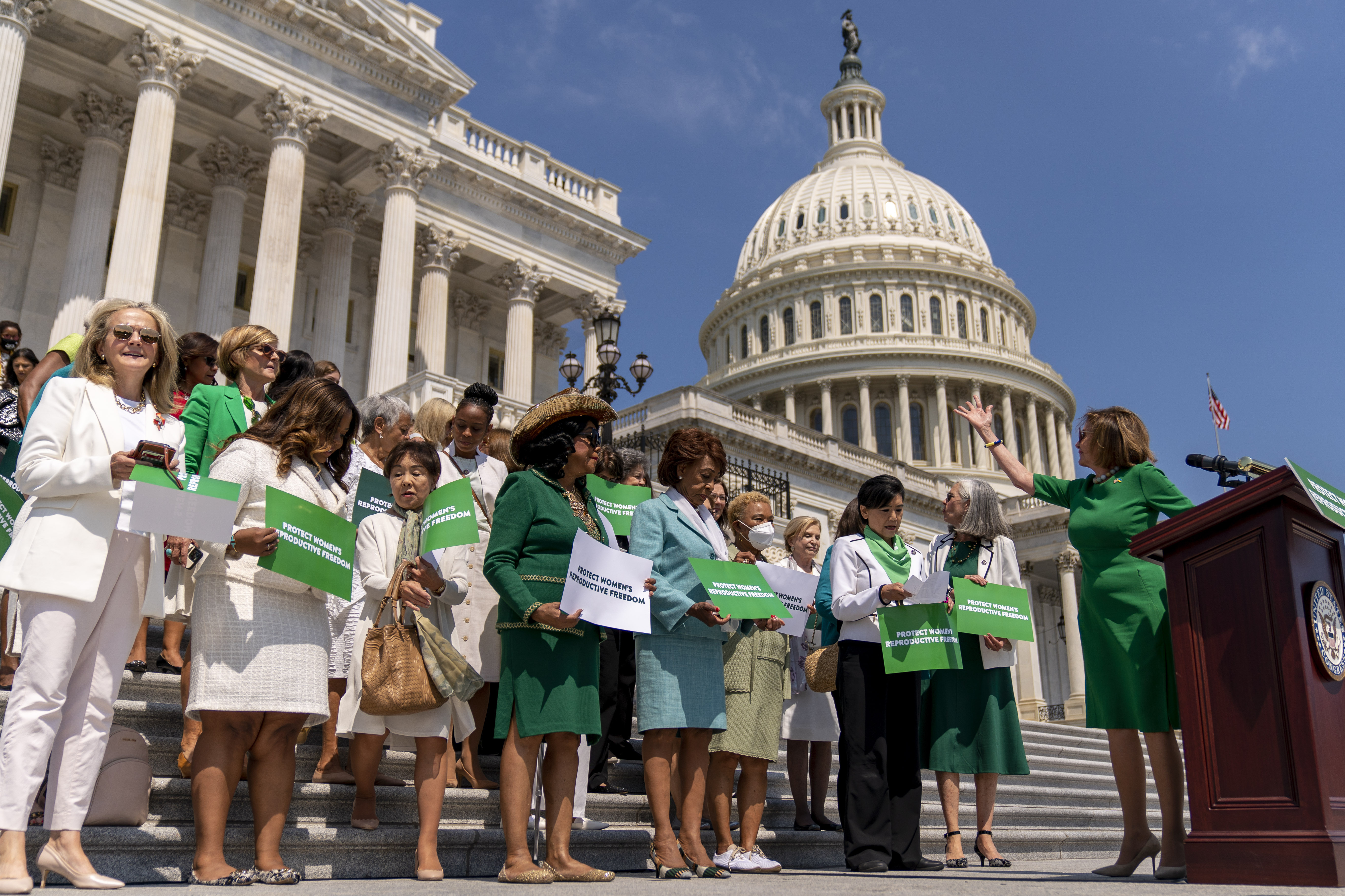 La presidenta de la Cámara de Representantes, Nancy Pelosi, de California, a la derecha, acompañada por mujeres demócratas de la Cámara, realiza un evento antes de una votación en la Cámara sobre la Ley de Protección de la Salud de la Mujer y la Ley de Garantía del Derecho de la Mujer a la Libertad Reproductiva en el Capitolio de Washington, el viernes 15 de julio de 2022. (Foto AP/Andrew Harnik)