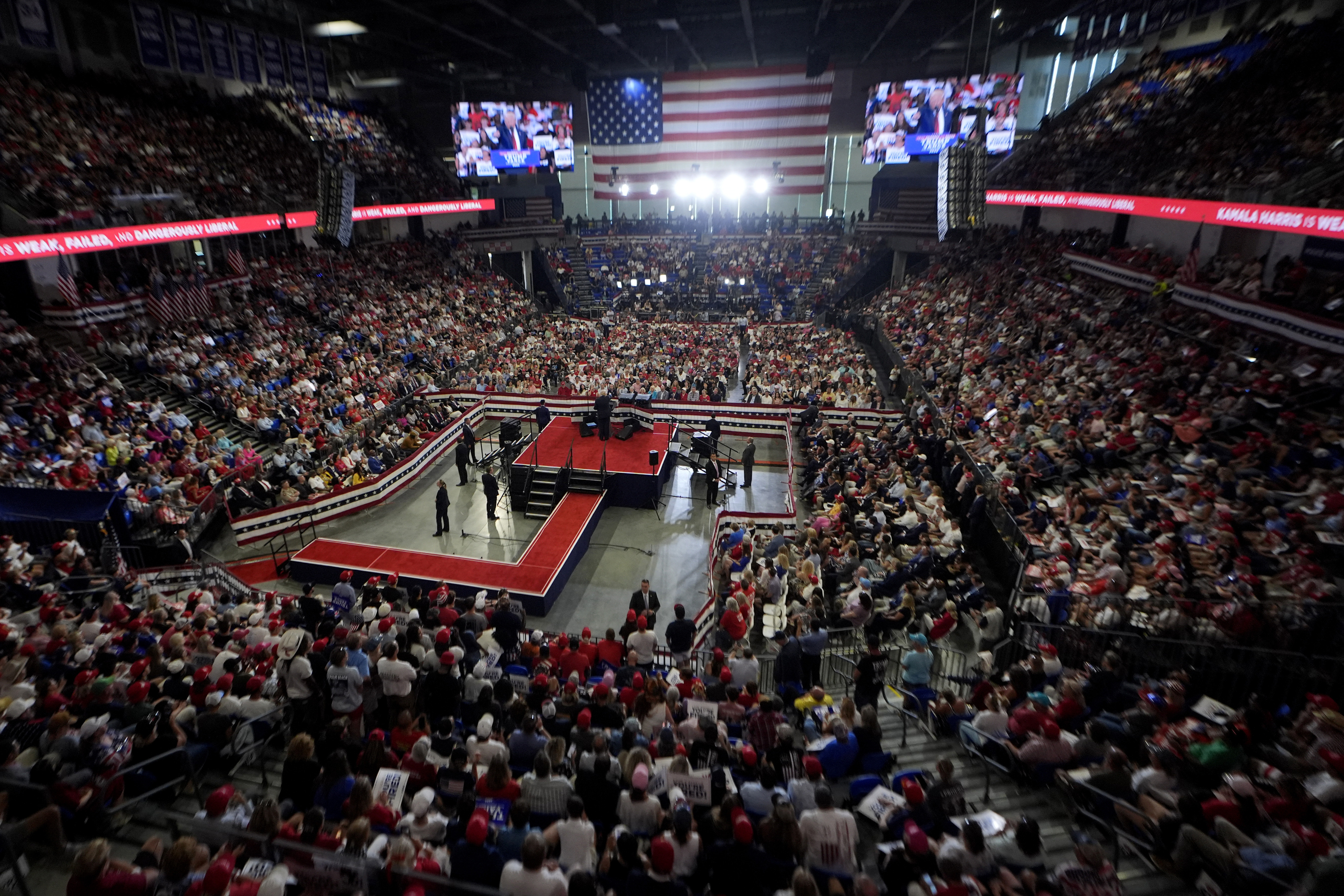 La multitud escucha mientras el candidato presidencial republicano y expresidente Donald Trump habla en un mitin de campaña en la Universidad Estatal de Georgia en Atlanta, el sábado 3 de agosto de 2024. (Foto AP/John Bazemore)