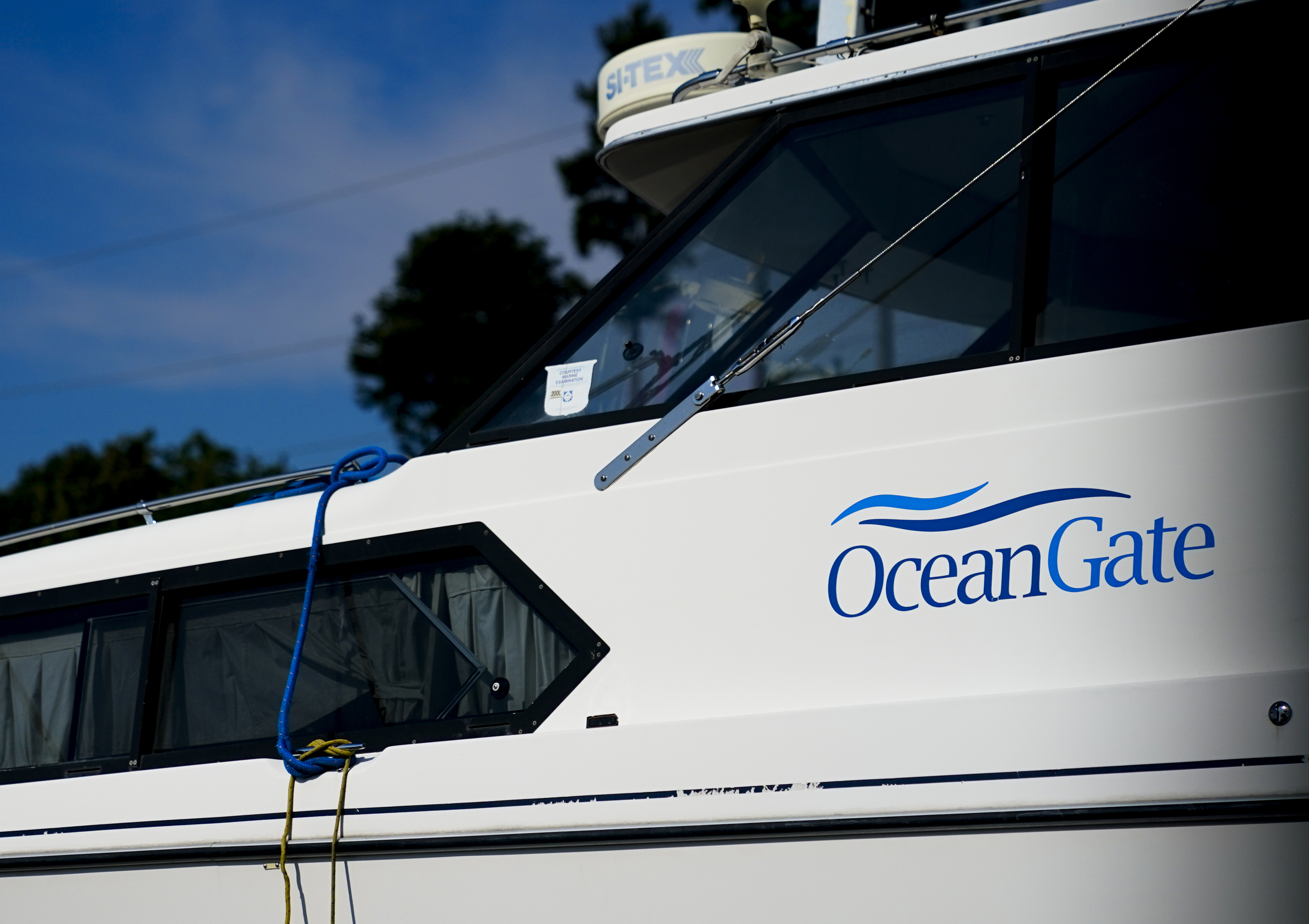 Un bote con el logotipo de OceanGate está estacionado cerca de las oficinas de OceanGate el jueves 22 de junio de 2023 en Everett, Washington.  
