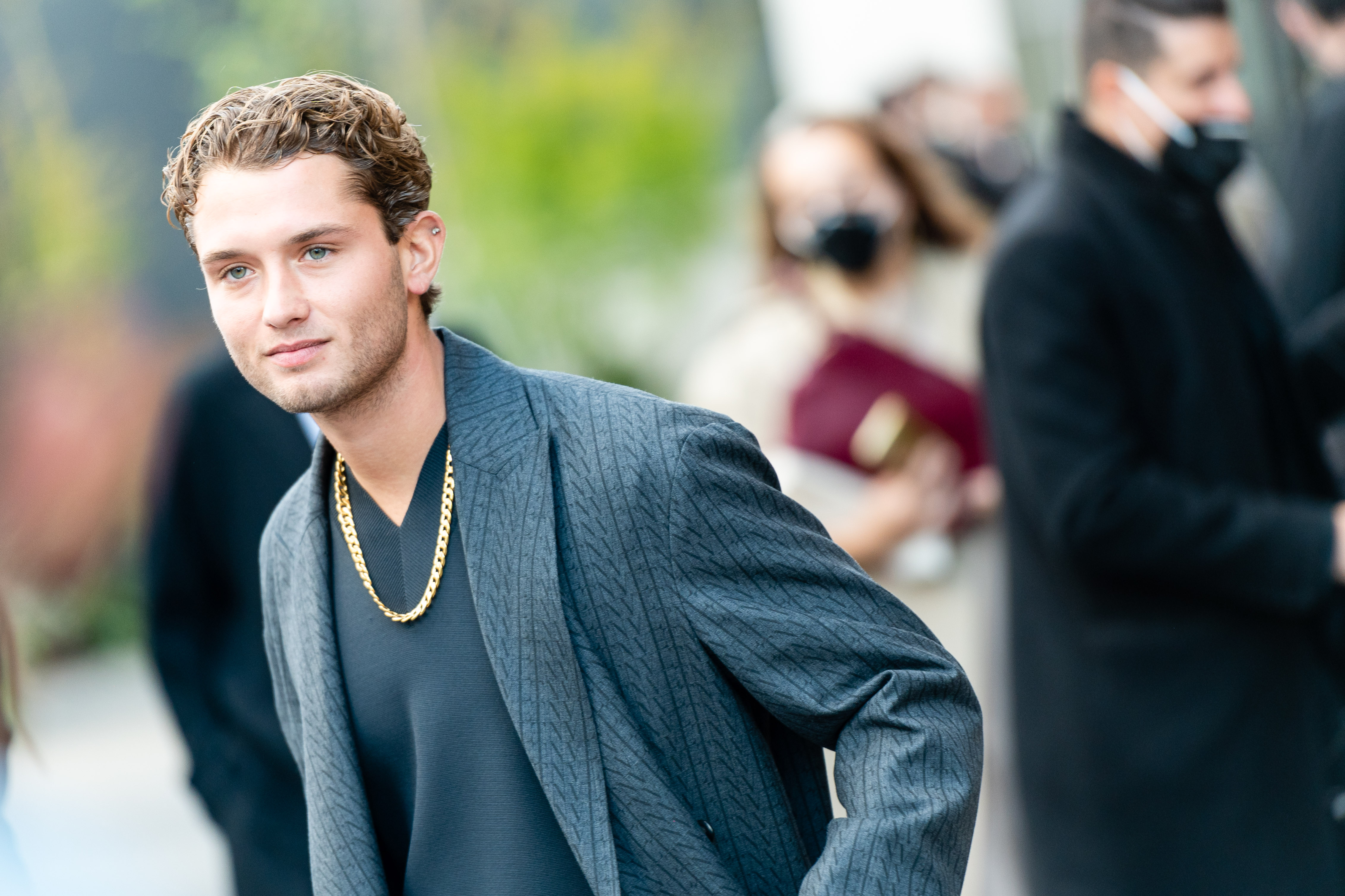 Lyricsaz Yt Jude Law S Son Rafferty Is The Spitting Image Of His Dad In Milan Fashion Week Photos