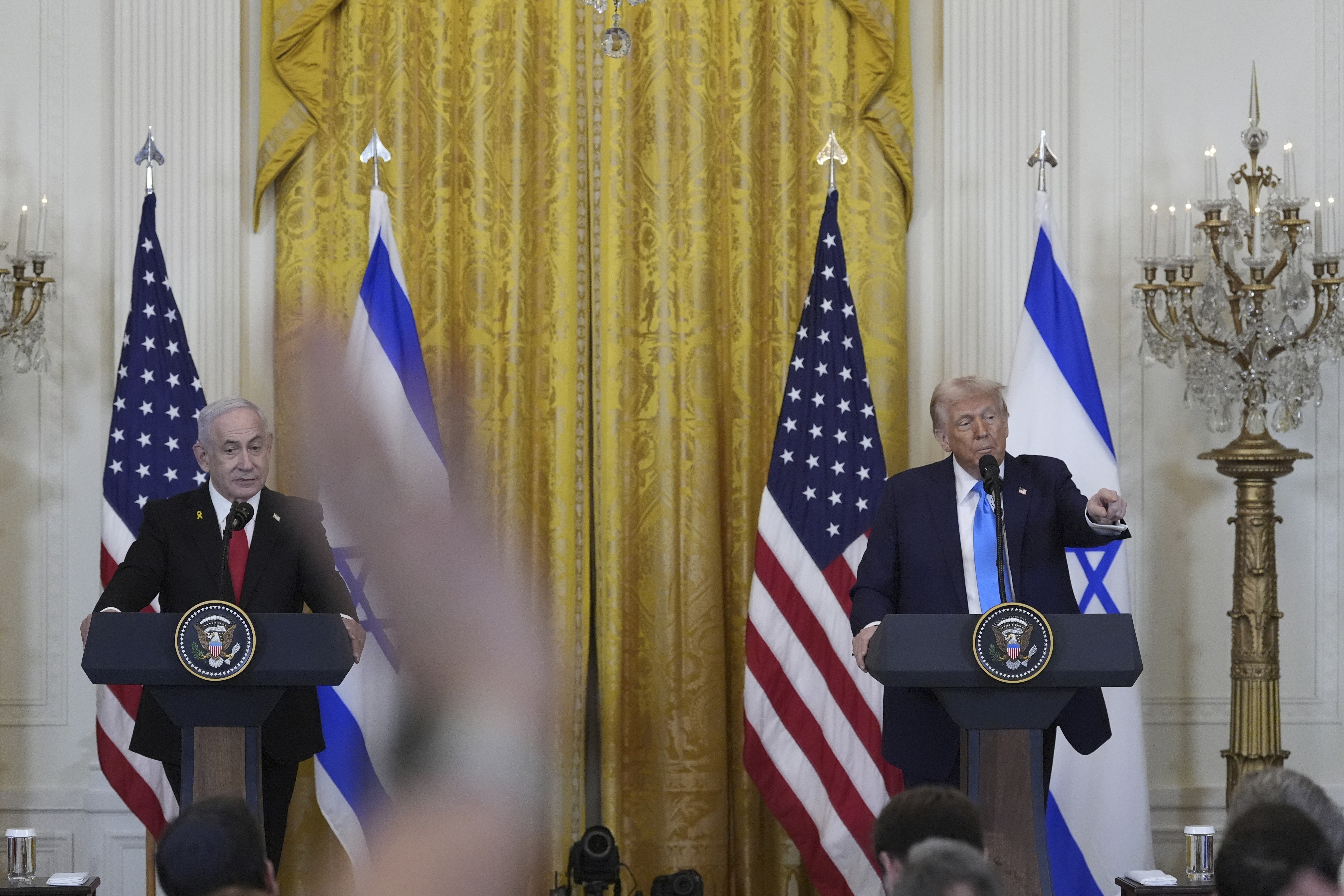 El presidente Donald Trump y el primer ministro israelí, Benjamin Netanyahu, hacen dudas durante una conferencia de prensa en la sala este de la Casa Blanca, el martes 4 de febrero de 2025 en Washington.