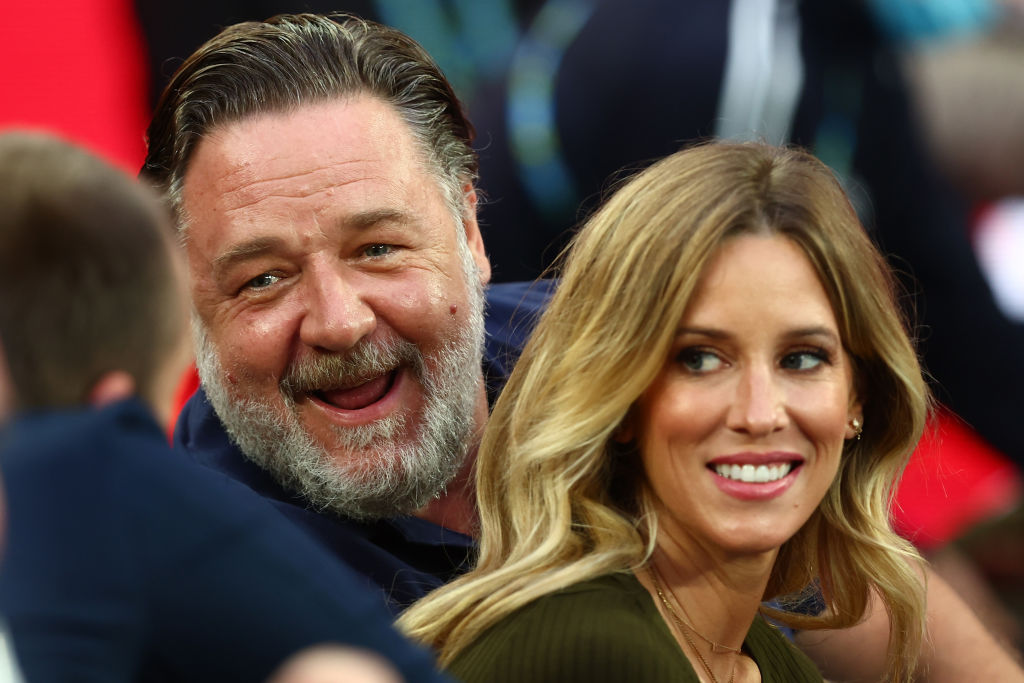 MELBOURNE, AUSTRALIA - JANUARY 29: Russell Crowe watches the Womens Singles Final match between Ashleigh Barty of Australia and Danielle Collins of United States during day 13 of the 2022 Australian Open at Melbourne Park on January 29, 2022 in Melbourne, Australia. (Photo by Clive Brunskill/Getty Images)