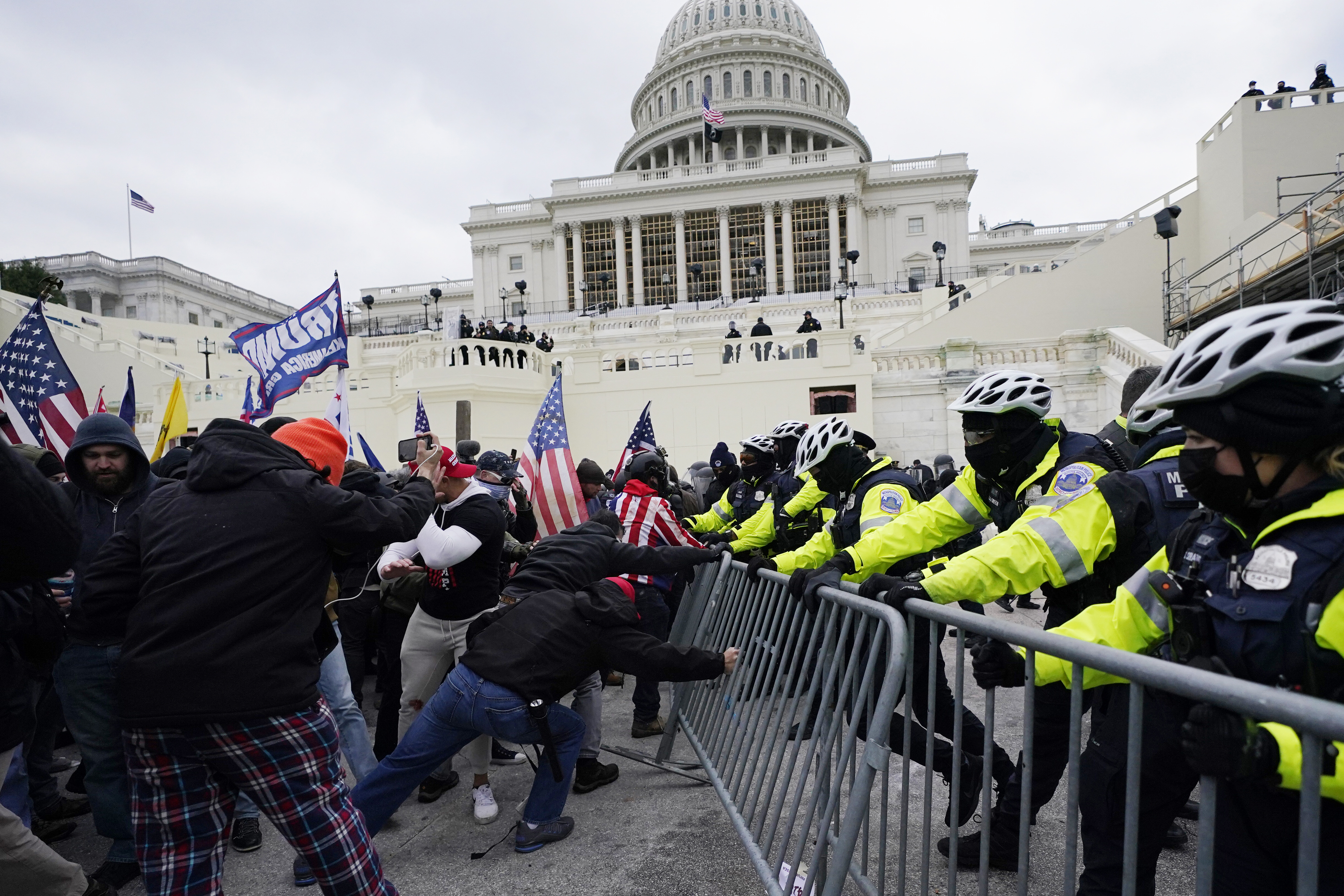 Las demandas contra Donald Trump por los disturbios del 6 de enero pueden avanzar, dice el tribunal de apelaciones