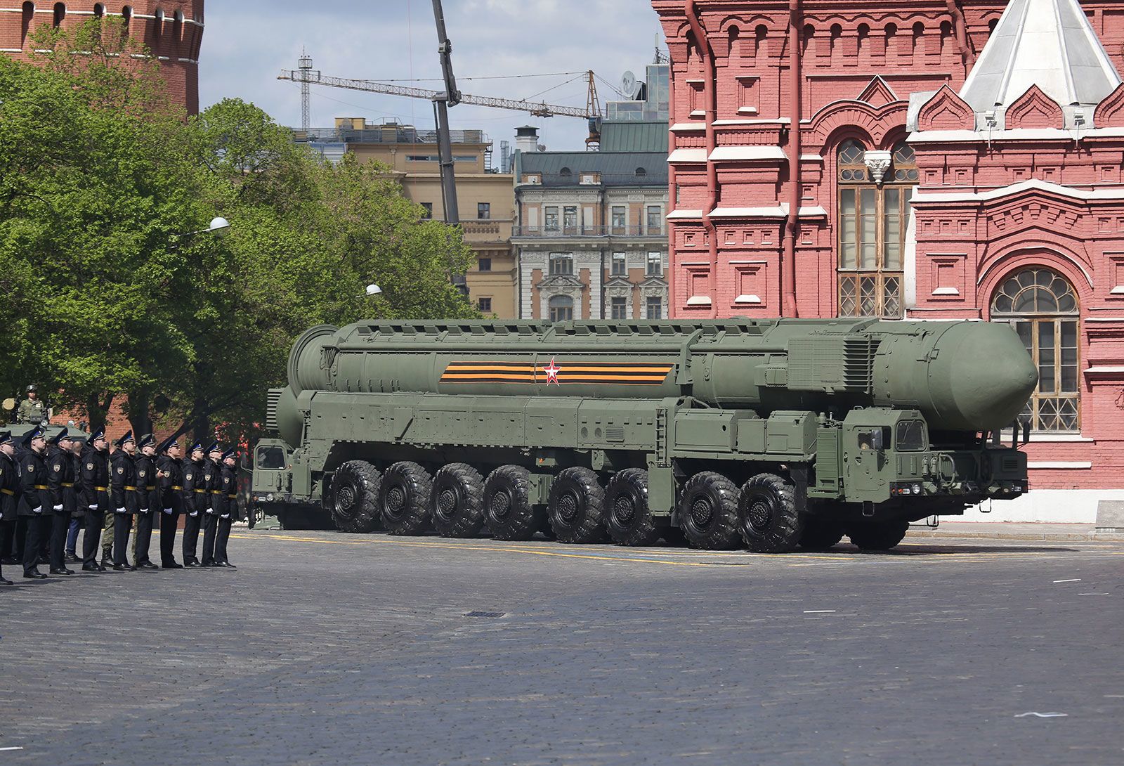 Las potencias nucleares del mundo fortalecen sus arsenales a medida que crecen las tensiones