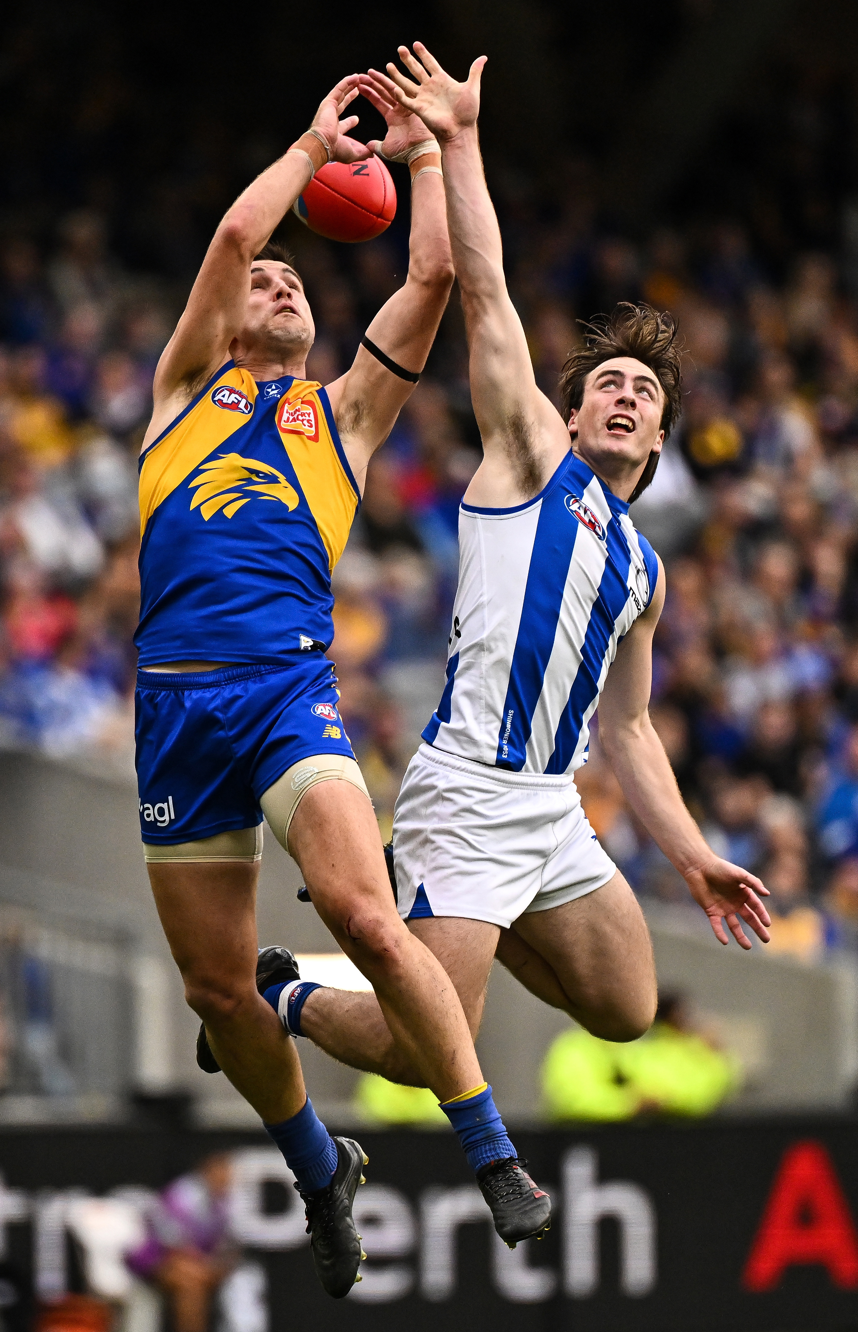 Elliot Yeo of the Eagles and George Wardlaw of the Kangaroos compete for a mark 