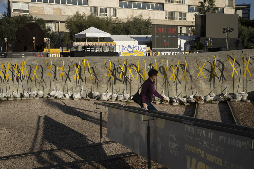 Cintas amarillas para los rehenes retenidos por el grupo militante Hamas en la Franja de Gaza bordean una réplica de un túnel de Gaza en Tel Aviv, Israel, el viernes 24 de enero de 2025. (Foto AP/Maya Alleruzzo)