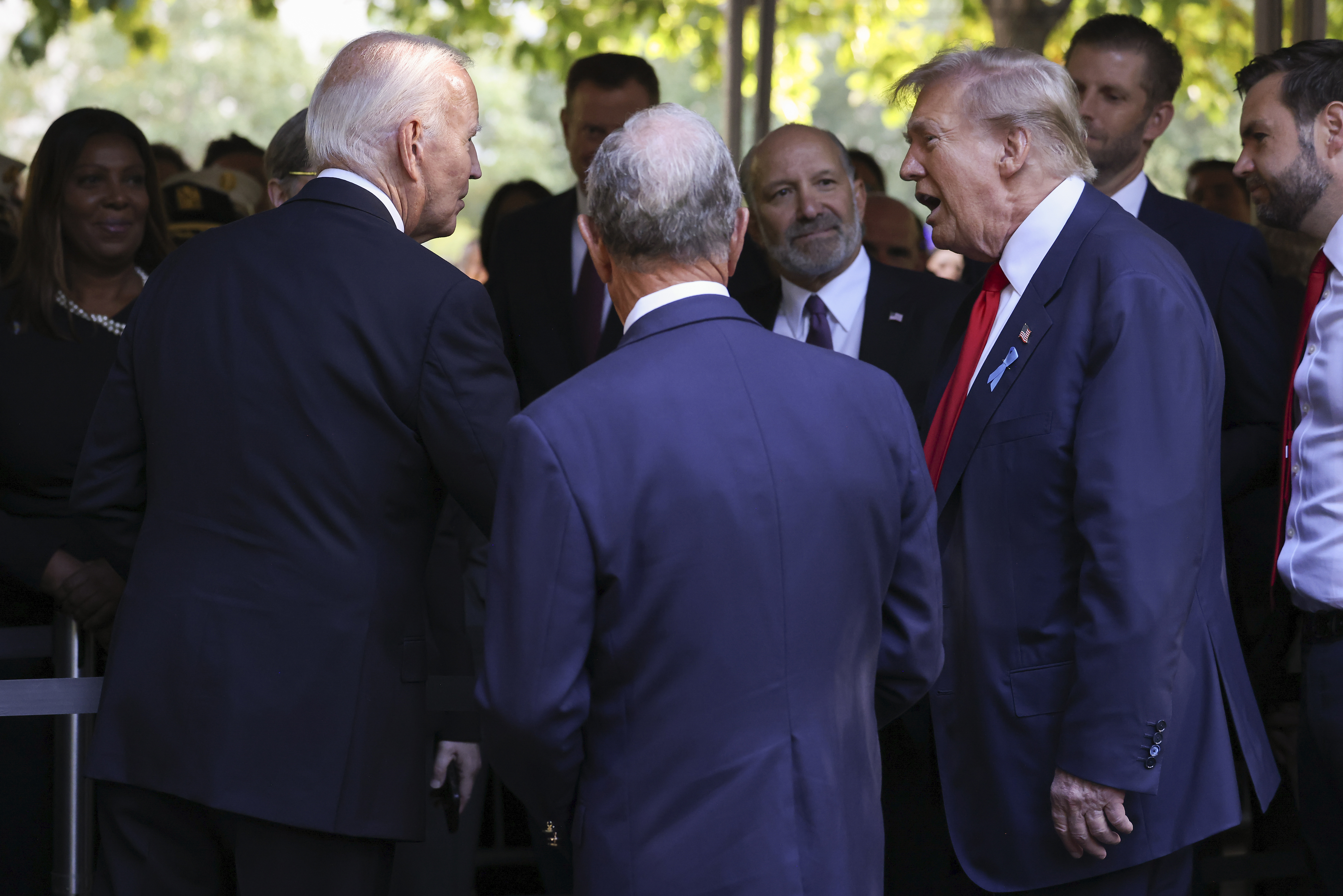 El presidente de Estados Unidos, Joe Biden, a la izquierda, saluda al candidato presidencial republicano, el expresidente estadounidense Donald Trump