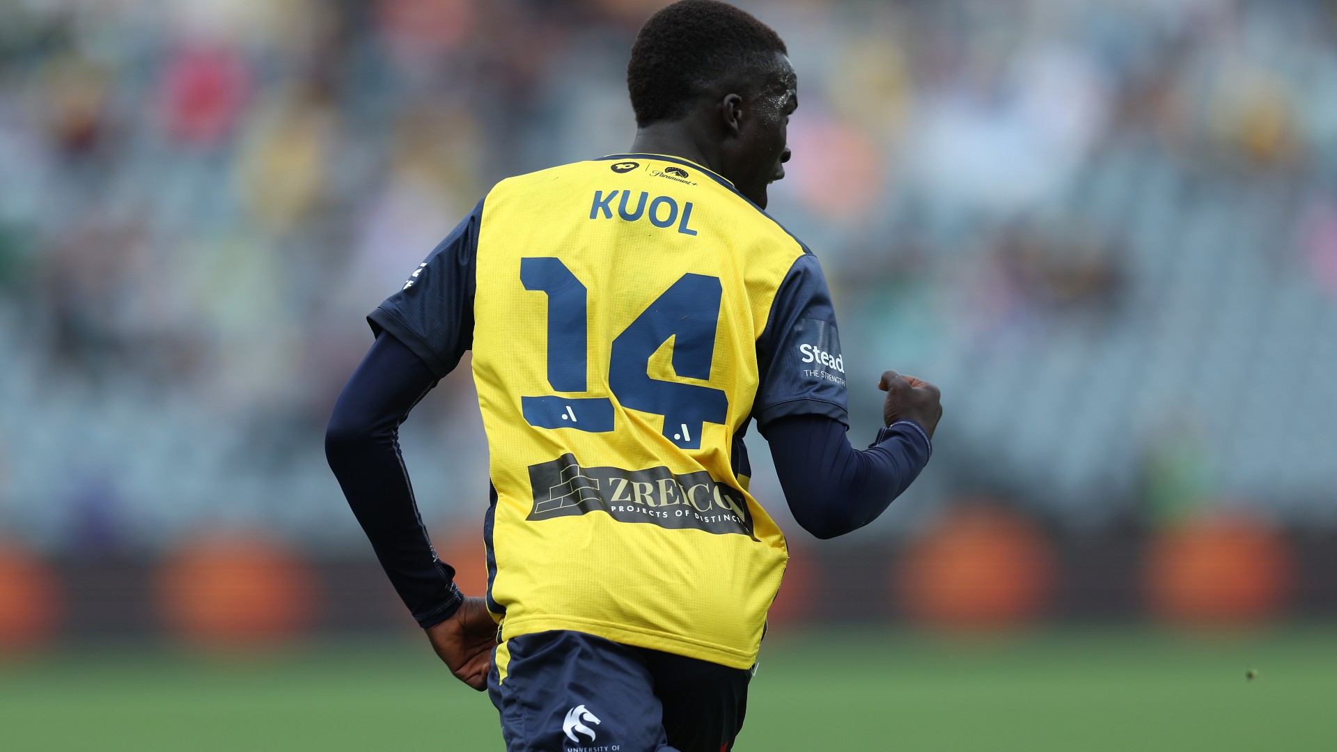 A-League 2022: Garang Kuol scores screamer for Central Coast Mariners