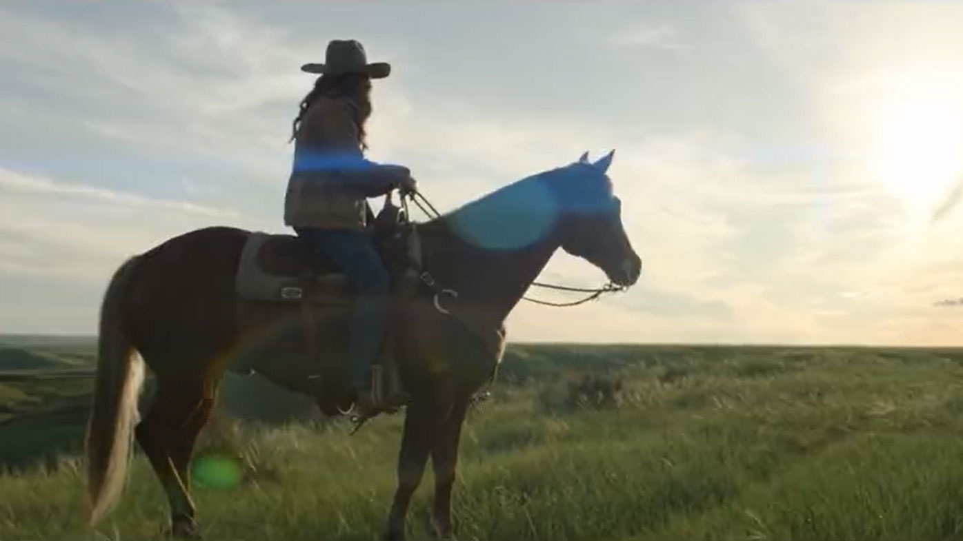 Kristi Noem monta a caballo, en lo que es un anuncio bastante estándar para los políticos en Dakota del Sur.