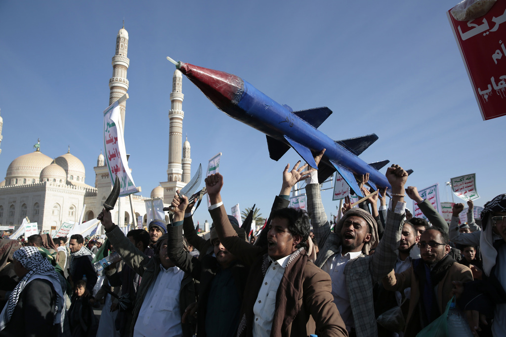 Rebeldes hutíes de Yemen disparan misil contra buque de guerra estadounidense