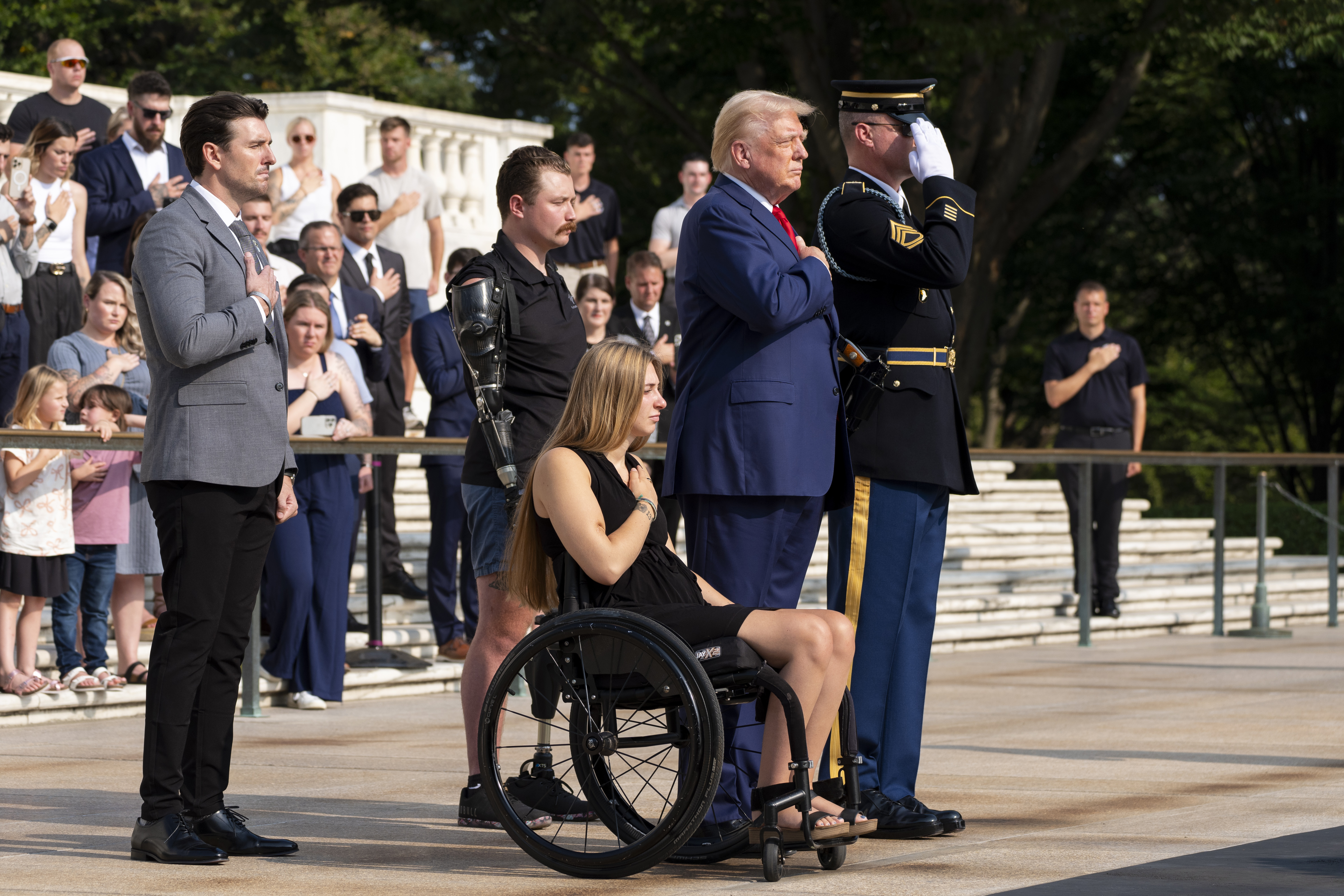 'Dejados de lado': el ejército de EE. UU. emite una rara reprimenda a la campaña de Trump después del incidente del cementerio