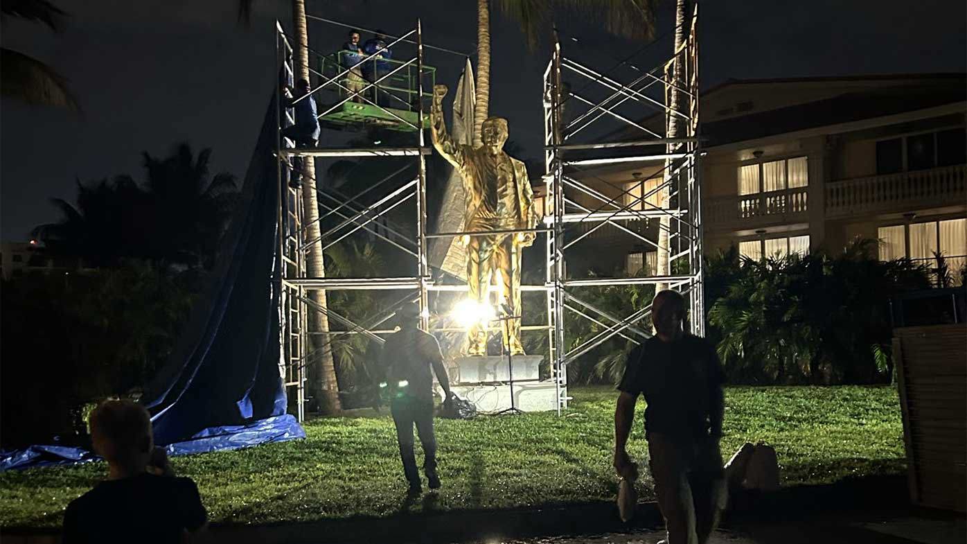 The Donald Trump statue being installed.