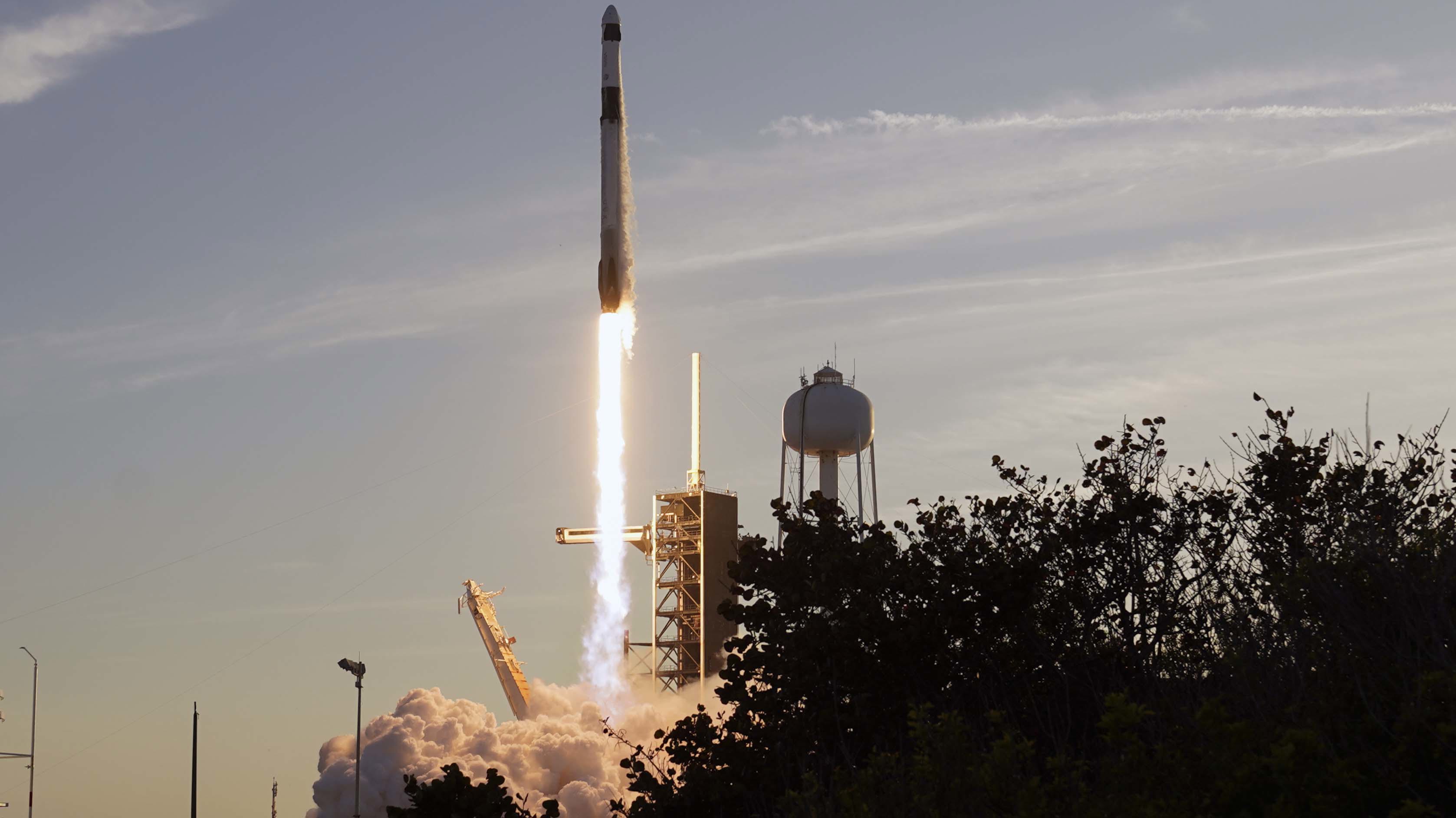 Un cohete SpaceX Falcon 9, con una tripulación de cuatro a bordo de la nave espacial Dragon de la tripulación, se eleva en una misión a la Estación Espacial Internacional se eleva de la Pad 39A en el Centro Espacial Kennedy en Cape Canaveral.