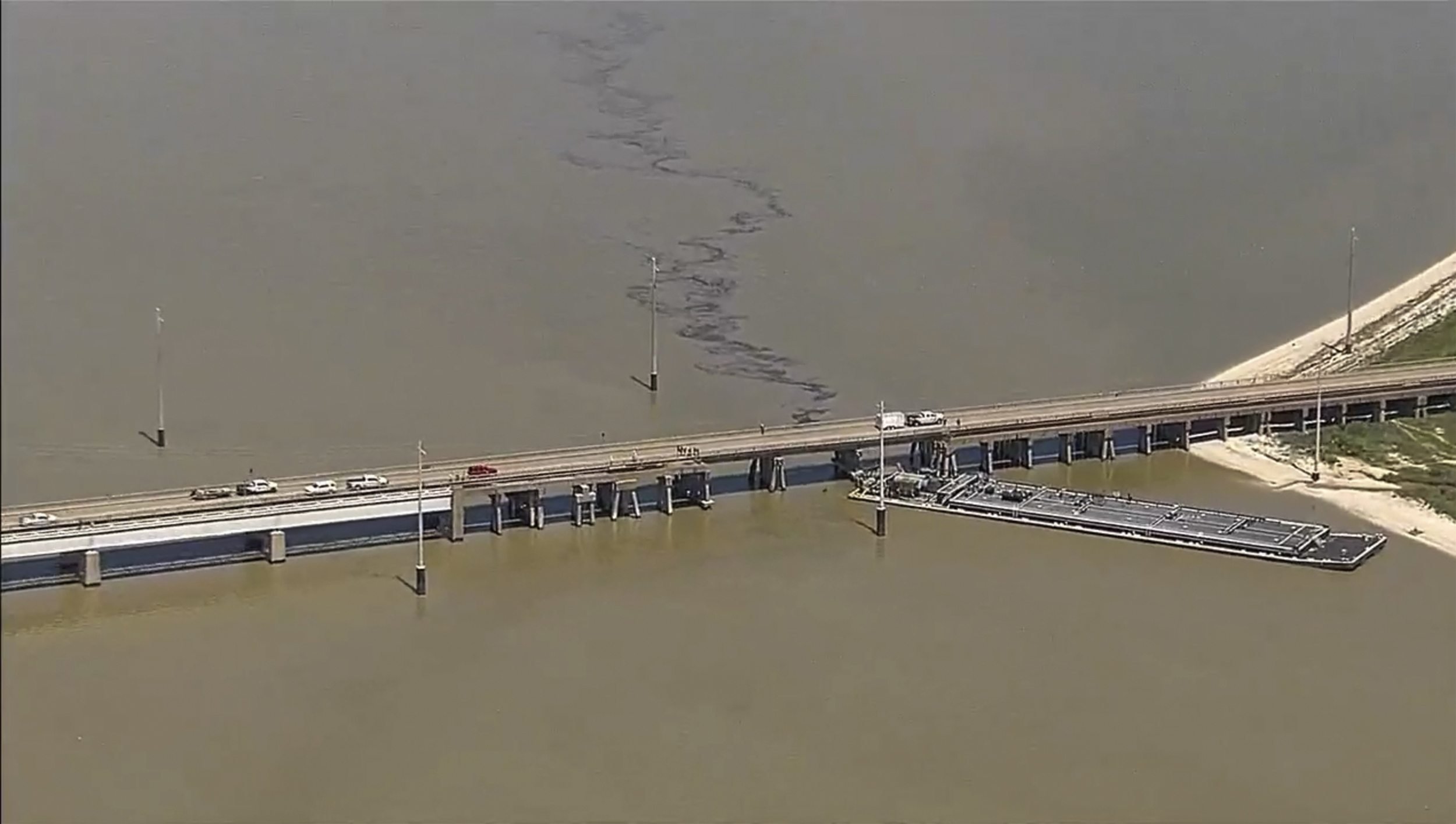 Boat strike causes oil spill, partial collapse of bridge in Texas