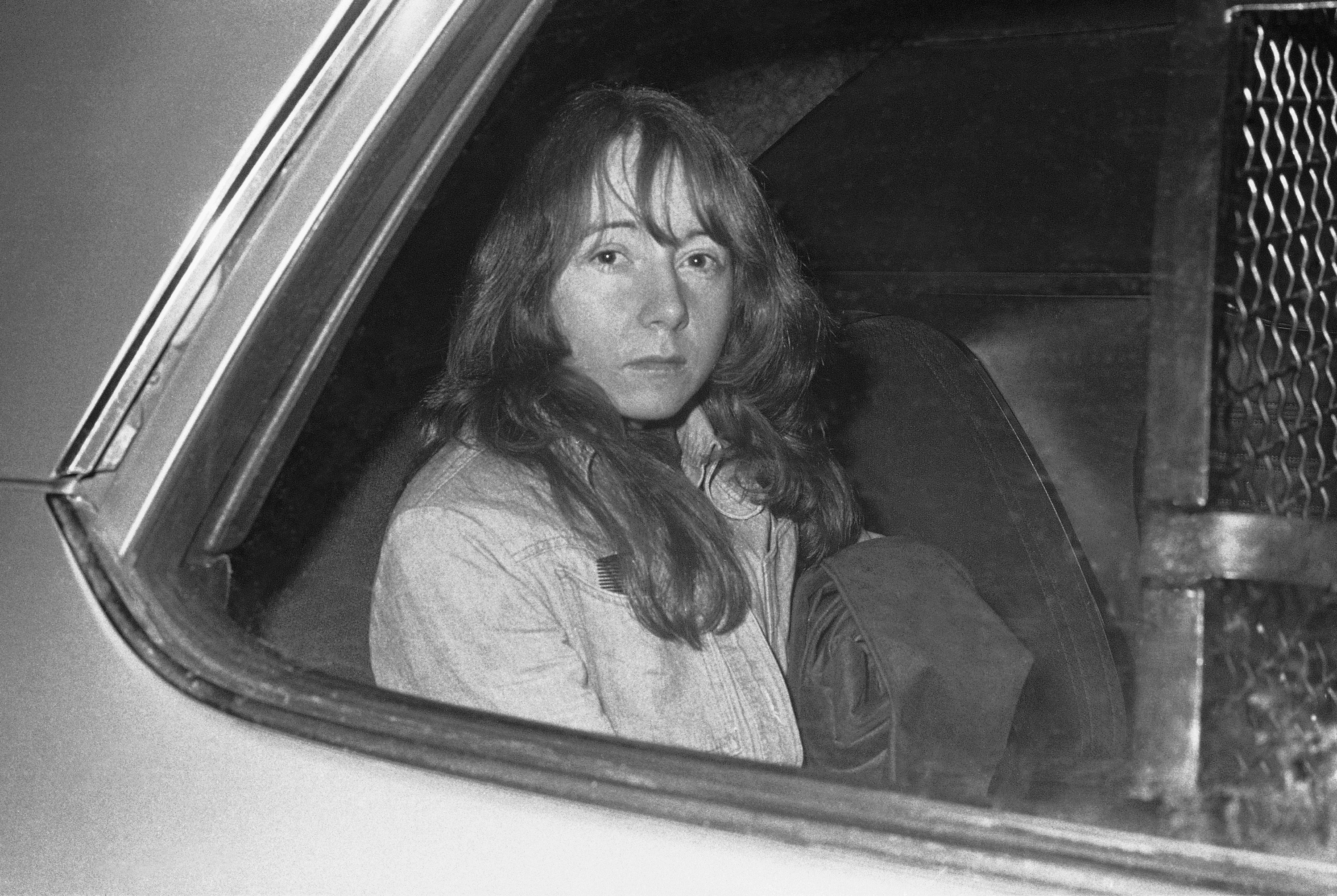 Lynette Fromme se sentó en el automóvil de un alguacil estadounidense en Sacramento, California, el 25 de noviembre de 1975, mientras regresaba a la cárcel cuando los miembros del jurado en su juicio hicieron un receso por la noche. 