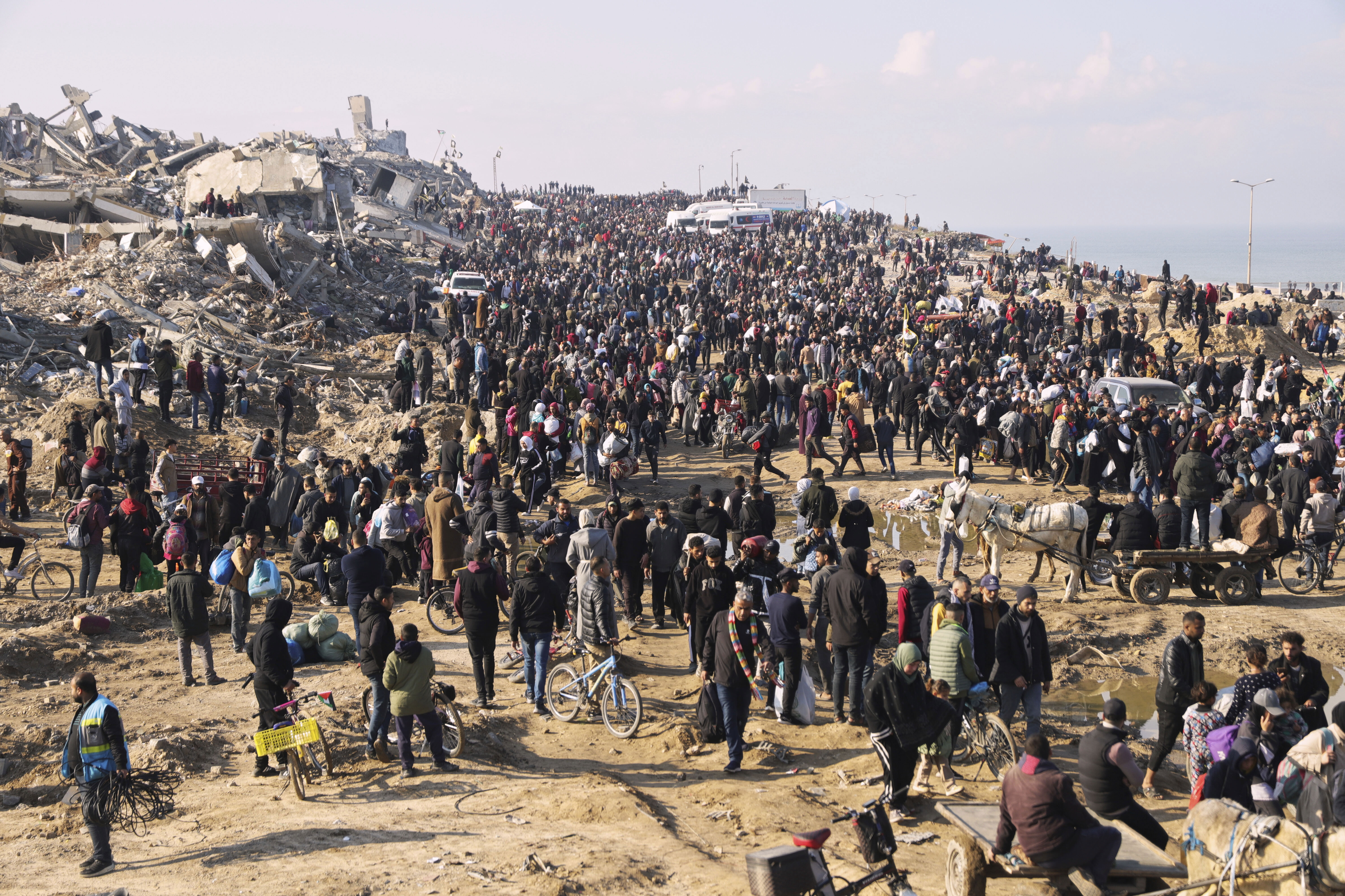 Los palestinos desplazados regresan a sus hogares en la franja del norte de Gaza