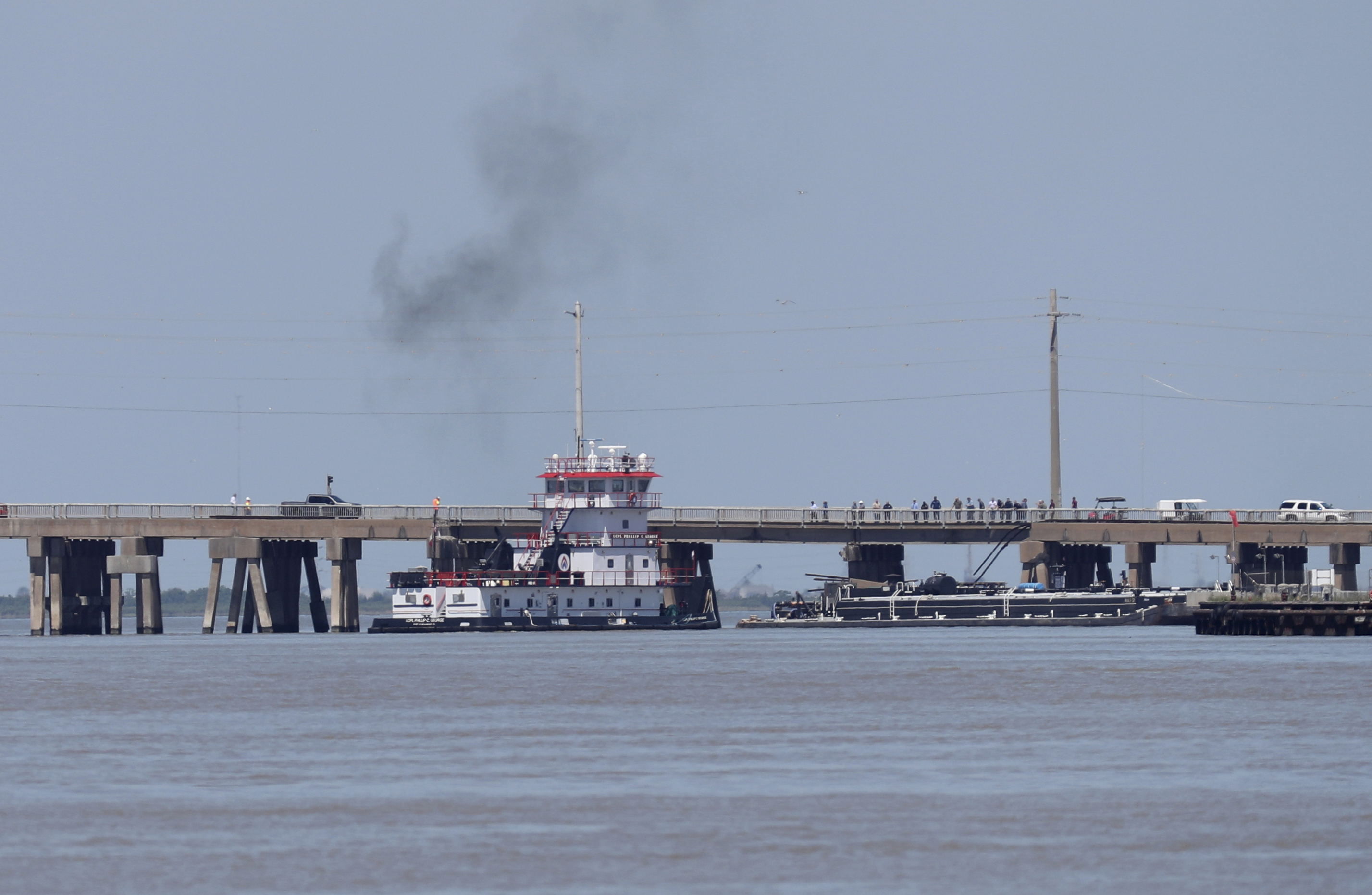 La huelga de un barco provoca un derrame de petróleo y el colapso parcial de un puente en Texas