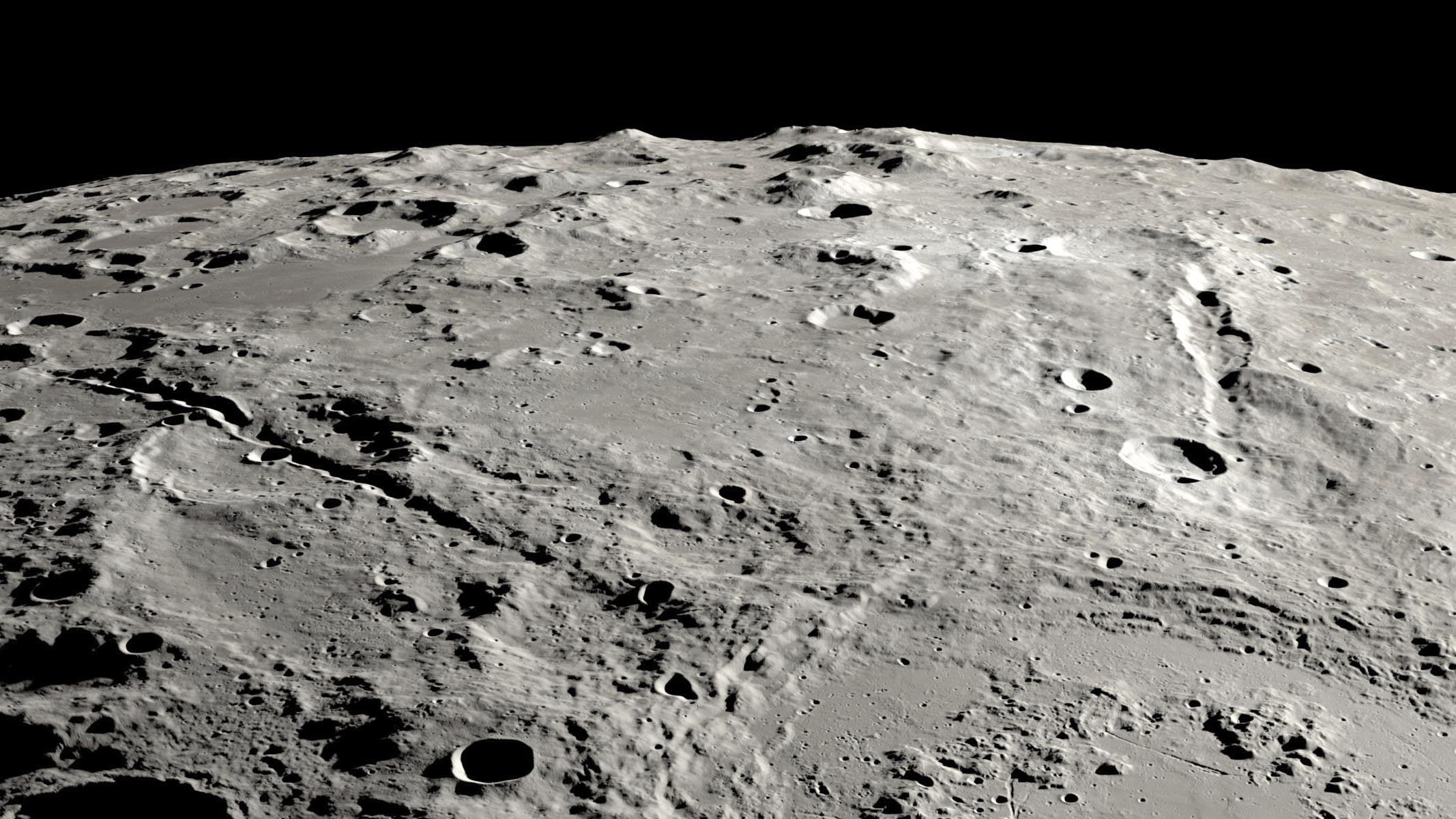 Una nueva investigación muestra que cuando un asteroide se estrelló contra la luna hace miles de millones de años, forjó un par de grandes cañones en el lado lejano lunar.