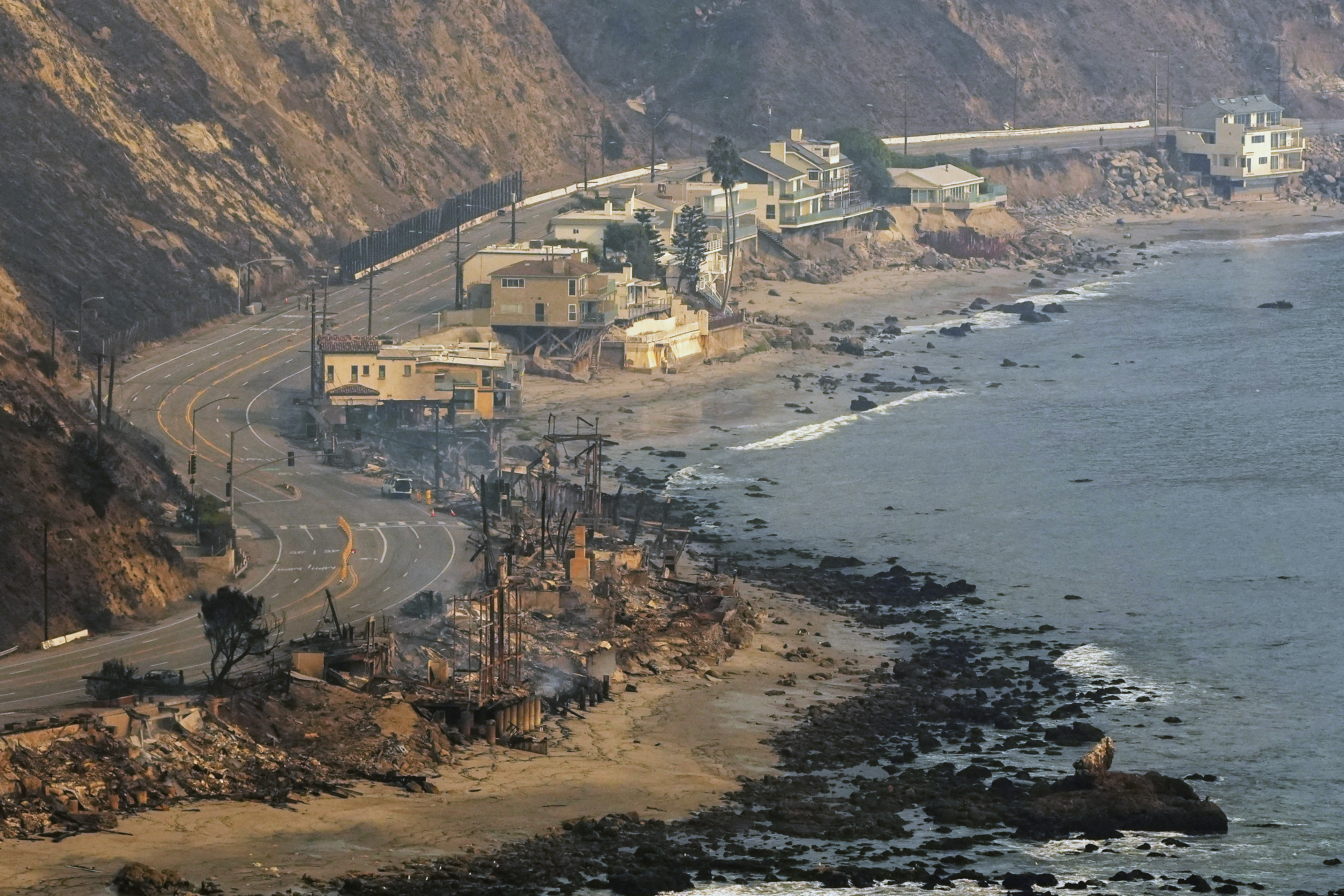 Incendio de Pacific Palisades arde en Malibú