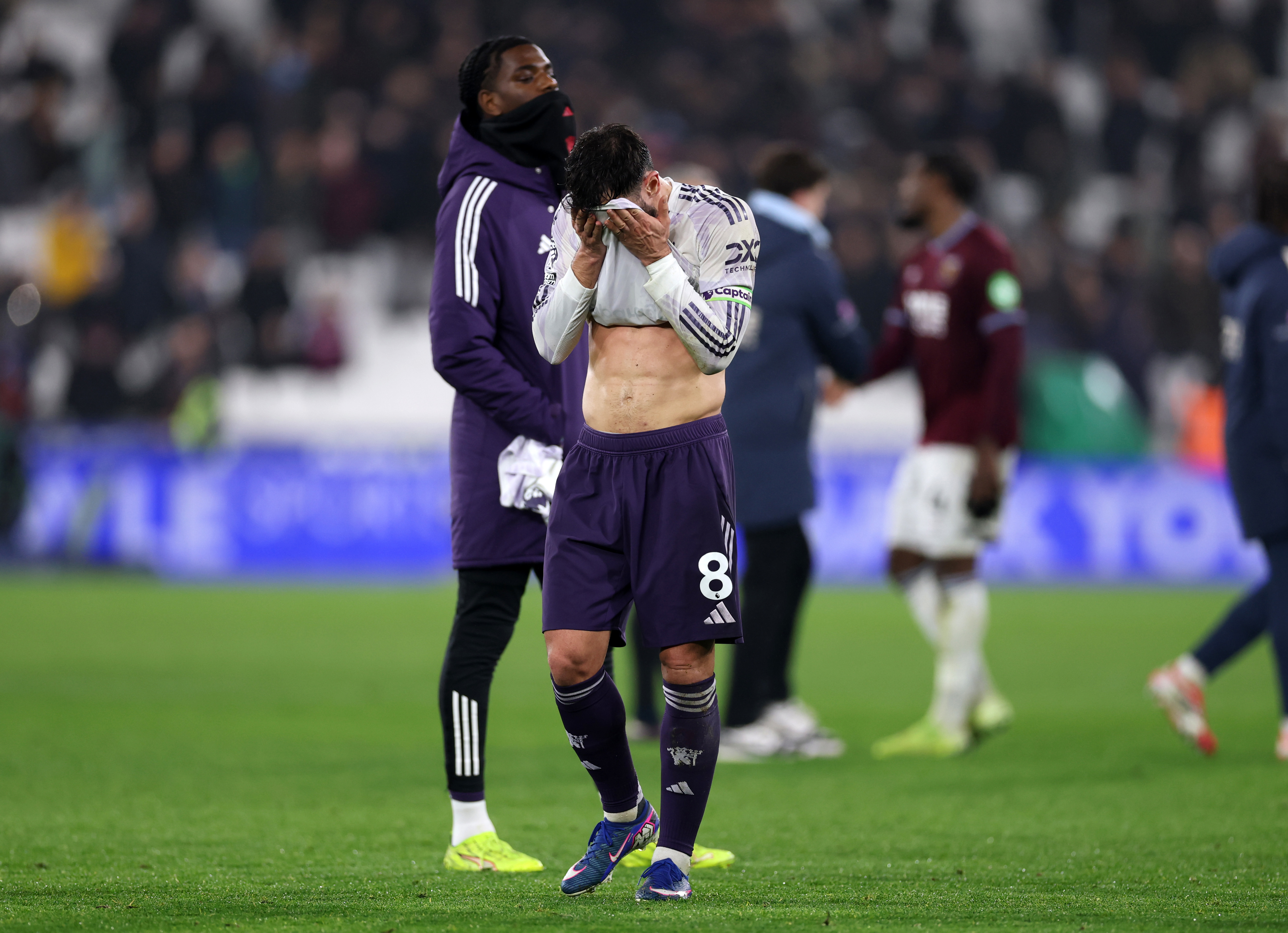 LONDON, ENGLAND - FEBRUARY 10: Bruno Fernandes of Manchester United looks dejected after the team's draw in the Premier League match between West Ham United and Manchester United at London Stadium on February 10, 2026 in London, England. (Photo by Justin Setterfield/Getty Images)