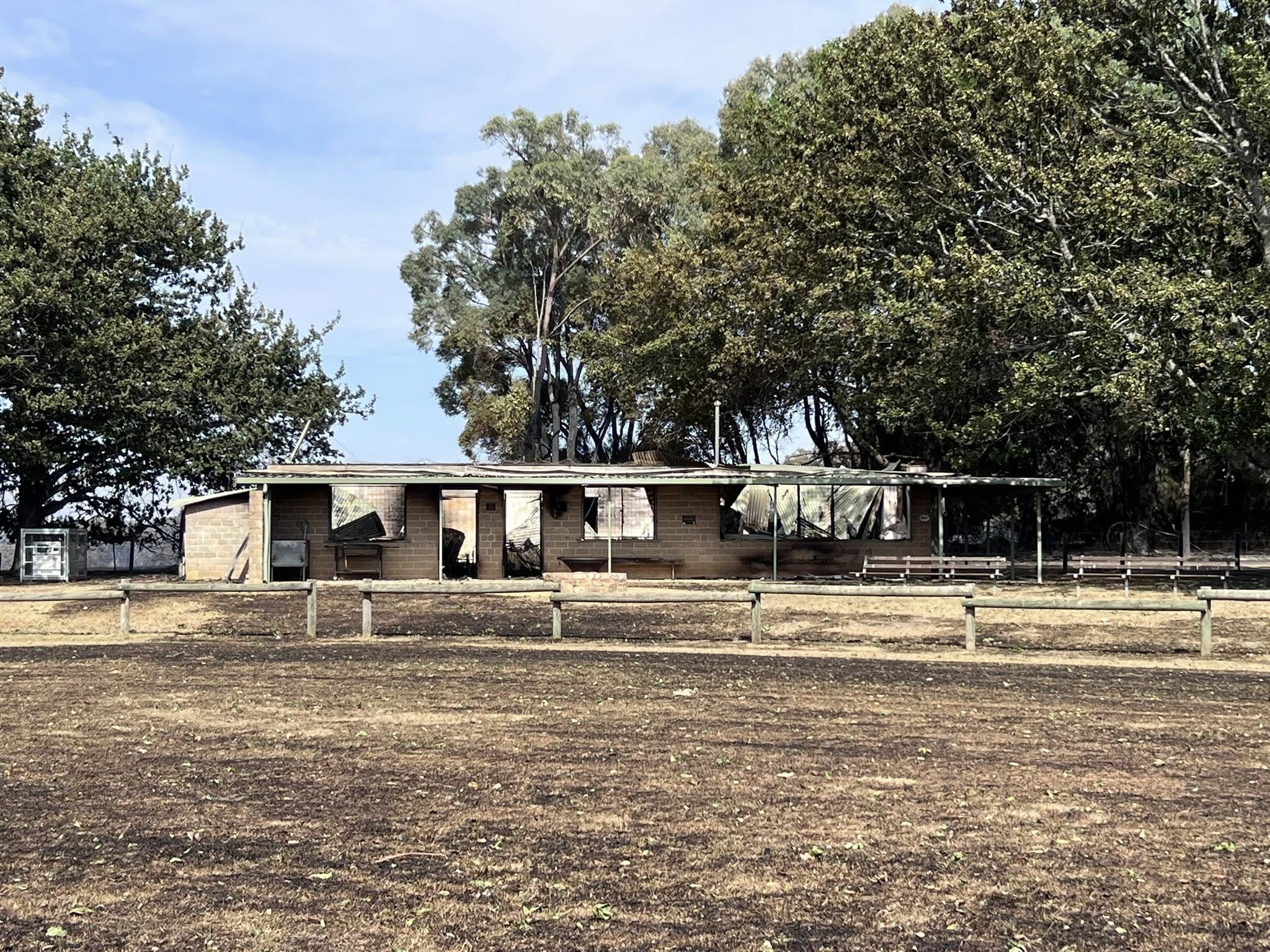 A major bushfire that has des﻿troyed homes and left three people missing in central Victoria has created scenes that a local firefighter has likened to an "atomic bomb".