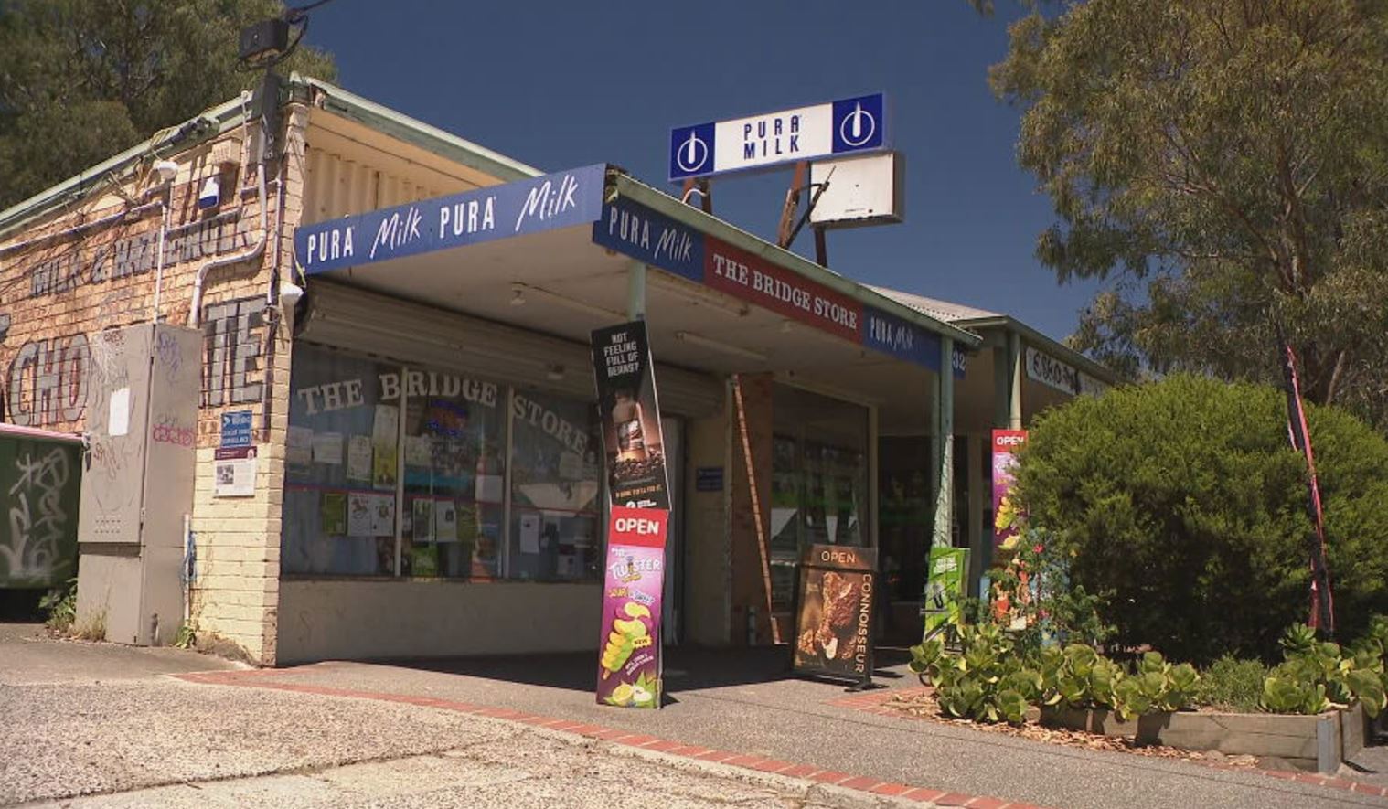 Hurstbridge: A milkbar worker has described the moment she jumped onto the back of an unknown man who shot paint at her in an attempted robbery in ﻿Mel﻿bourne's north-east. 
