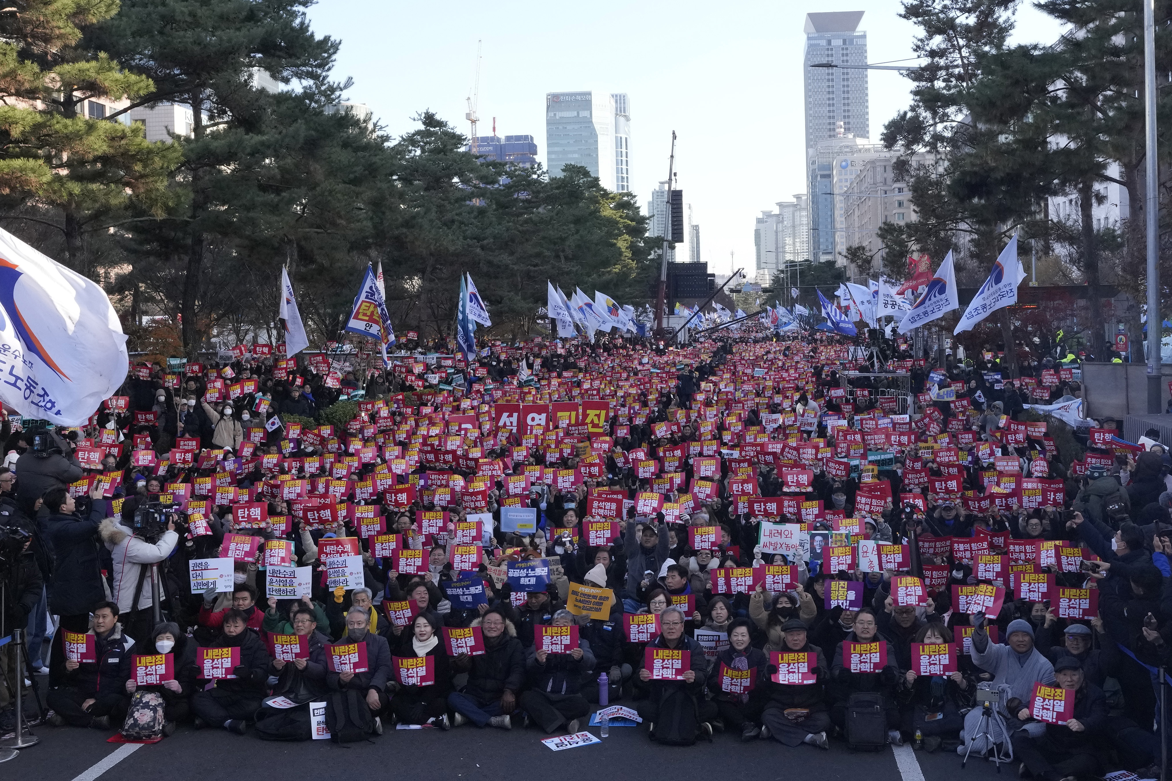 Protesters stage a rally demanding South Korean President Yoon Suk Yeol's impeachment