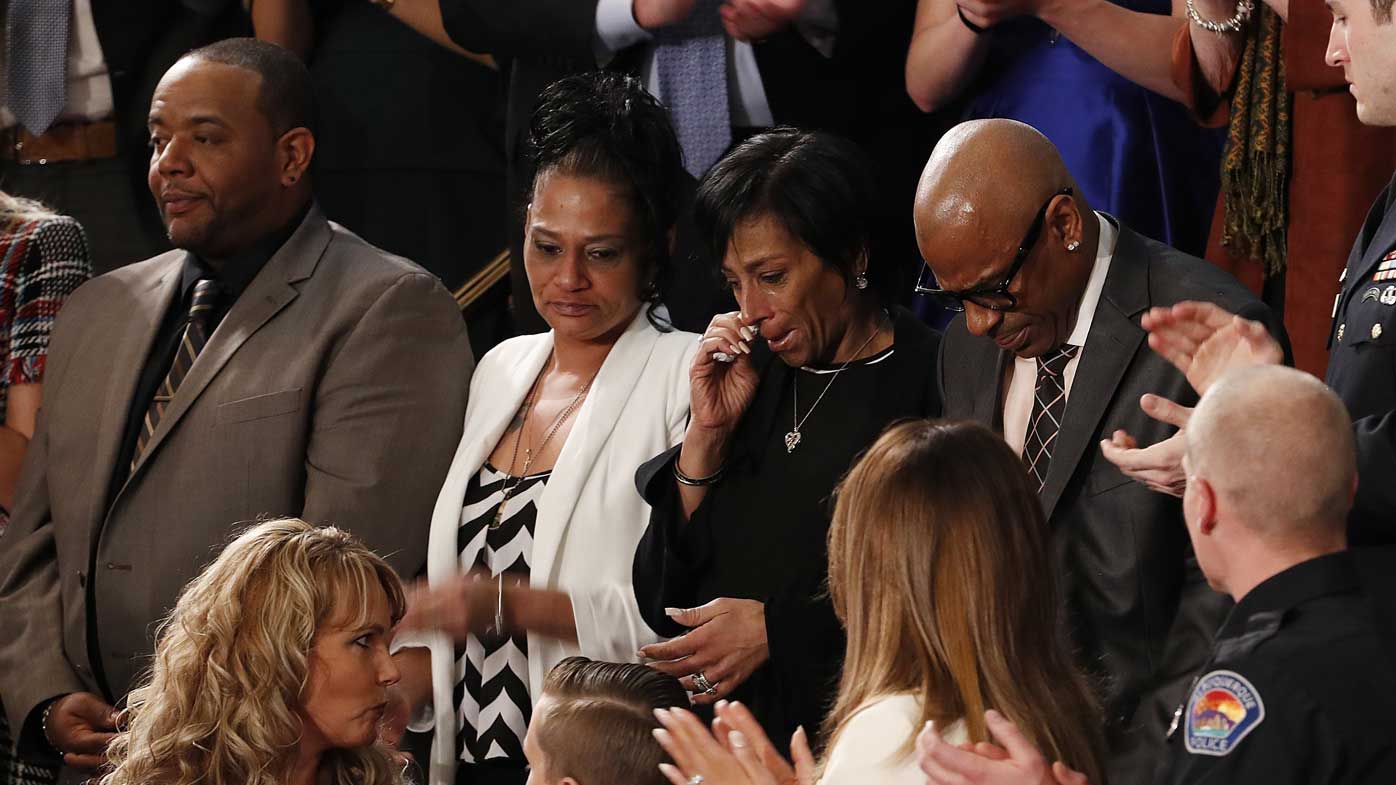 Robert Mickens, Evelyn Rodríguez, Elizabeth Alvarado y Freddy Cuevas reaccionan mientras el presidente de Estados Unidos, Donald J. Trump, habla sobre el asesinato de sus hijas. (AAP)