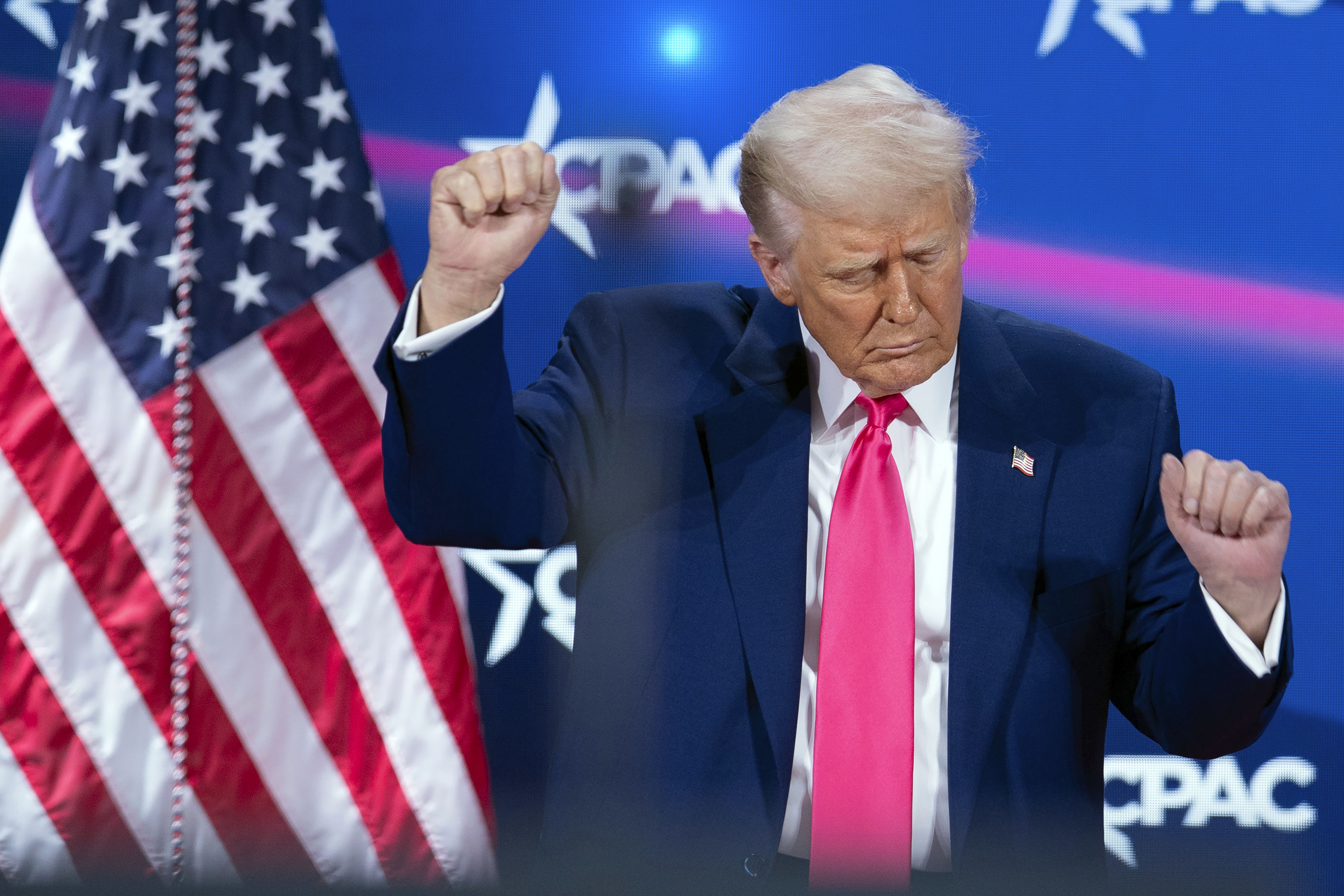 El presidente Donald Trump baila después de hablar en la Conferencia de Acción Política Conservadora, CPAC, en el Gaylord National Resort & Convention Center, el sábado 22 de febrero de 2025 en Oxon Hill, Maryland (Photo/Jose Luis Magana)