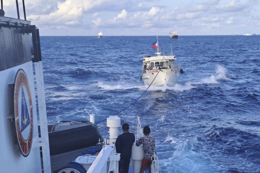 La guardia costera china ataca a los barcos de su vecino con cañones de agua