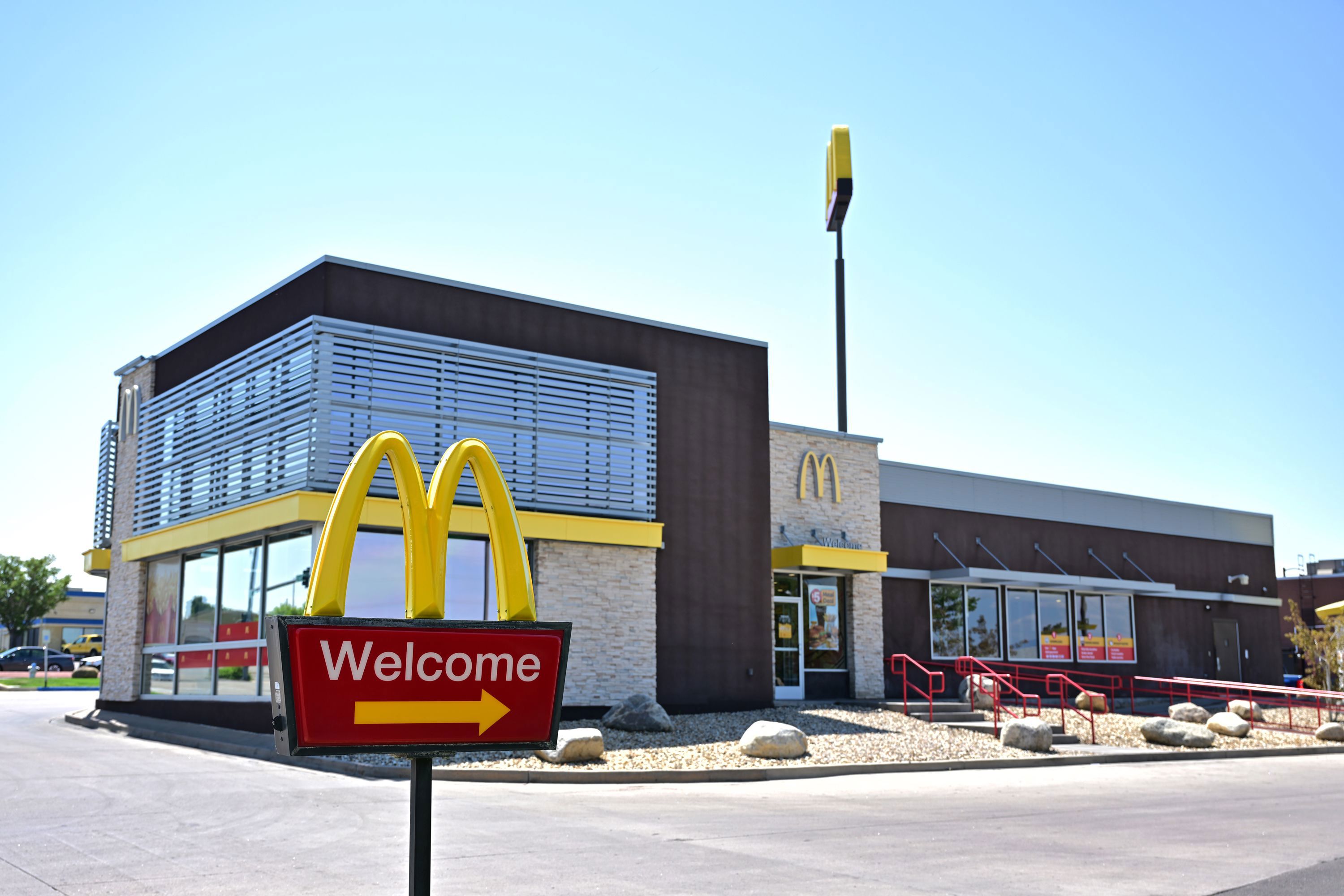 Según los CDC, una persona ha muerto y 10 han sido hospitalizadas debido a un brote de E. coli relacionado con los Quarter Pounders de McDonald's.