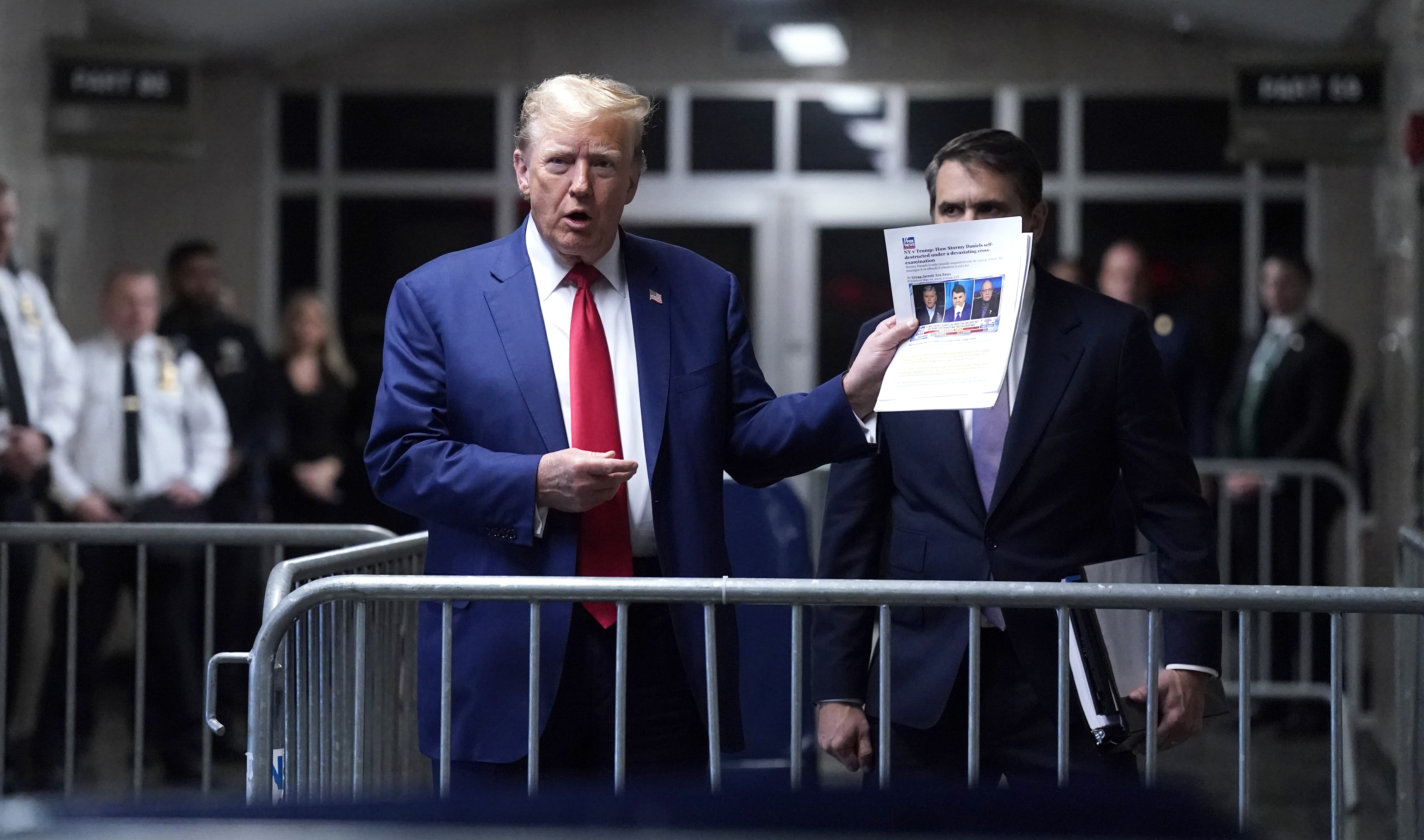 El expresidente Donald Trump, con el abogado Todd Blanche, a la derecha, llega al tribunal penal de Manhattan, en Nueva York, el viernes 10 de mayo de 2024. 