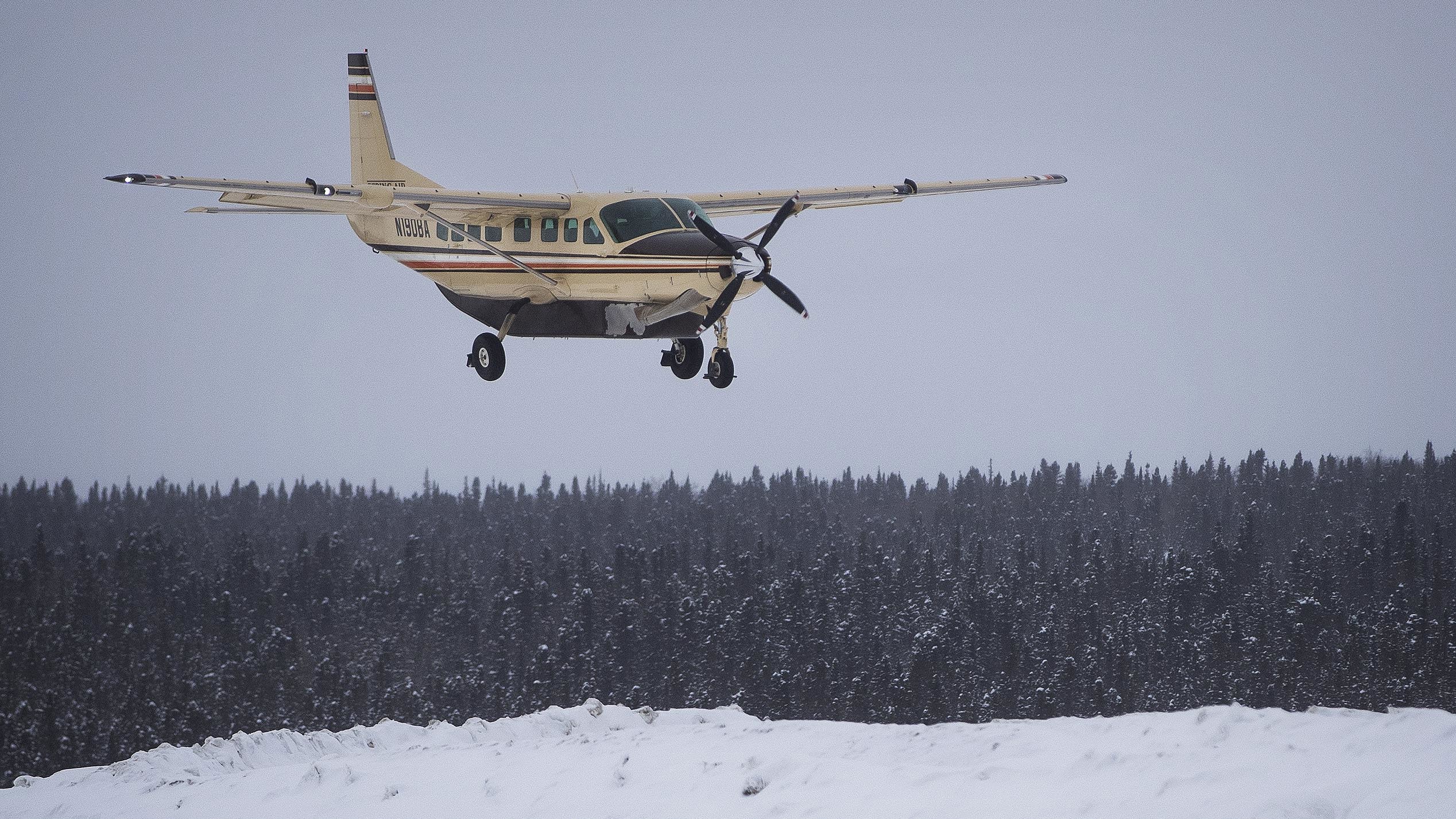 Un avión de aire Bering se prepara para llegar a Ambler.