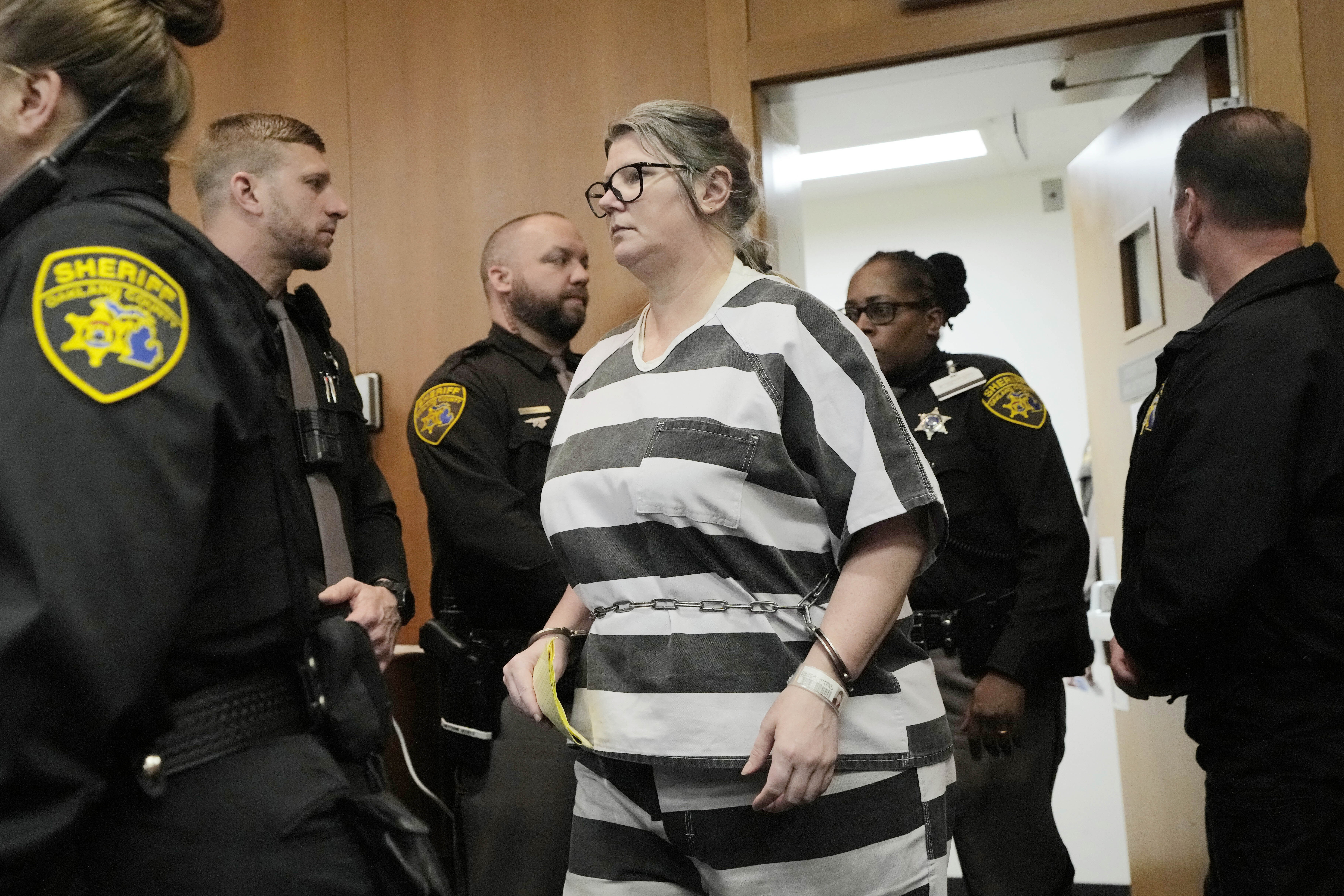 Jennifer Crumbley llega para su sentencia el martes 9 de abril de 2024 en Pontiac, Michigan. 