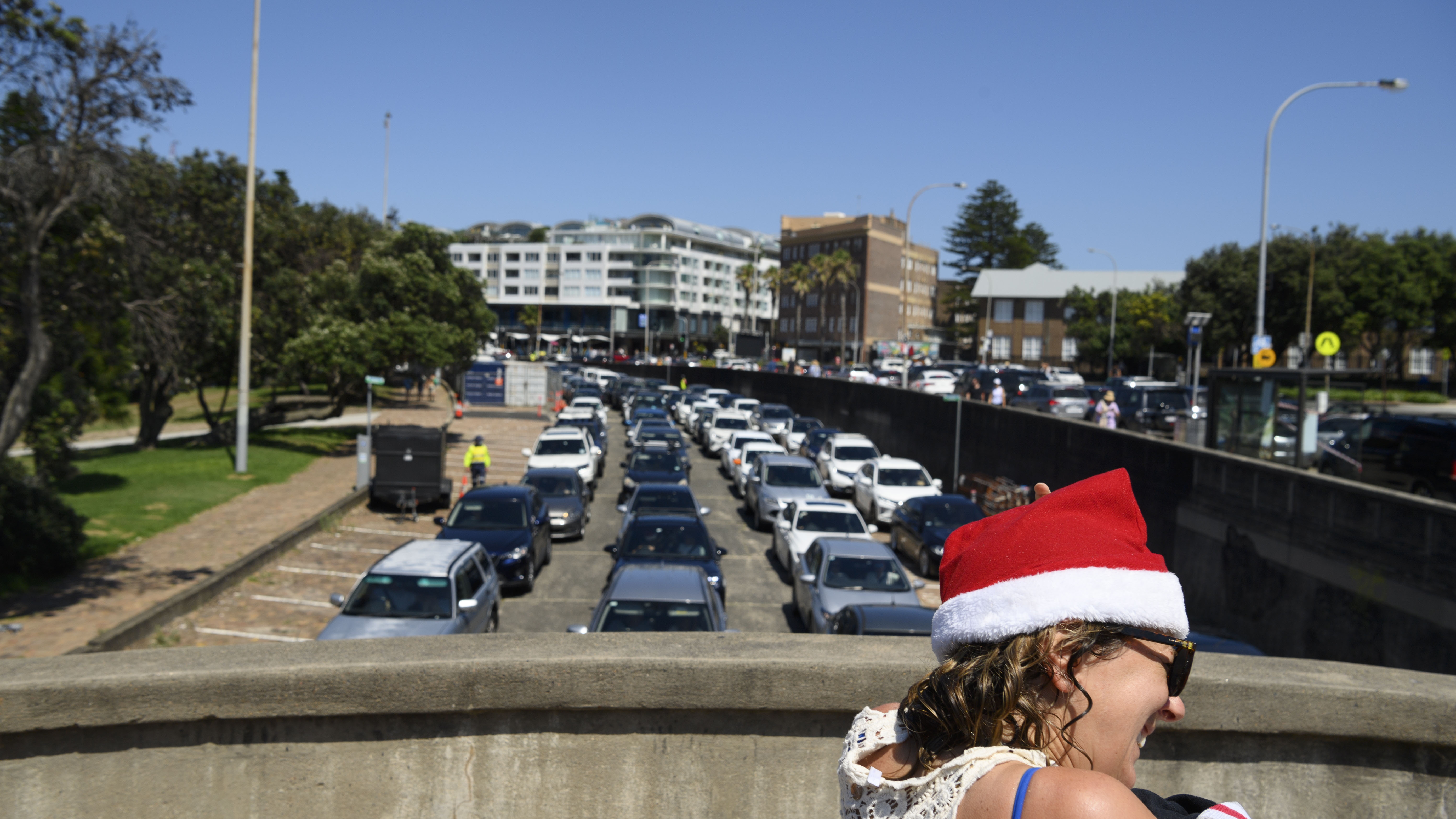 Large lines at Bondi's COVID testing COVID testing clinic on Christmas Day