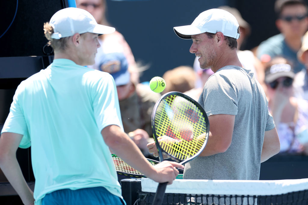 Lleyton Hewitt speaks with Cruz Hewitt during a training session at the Australian Open.
