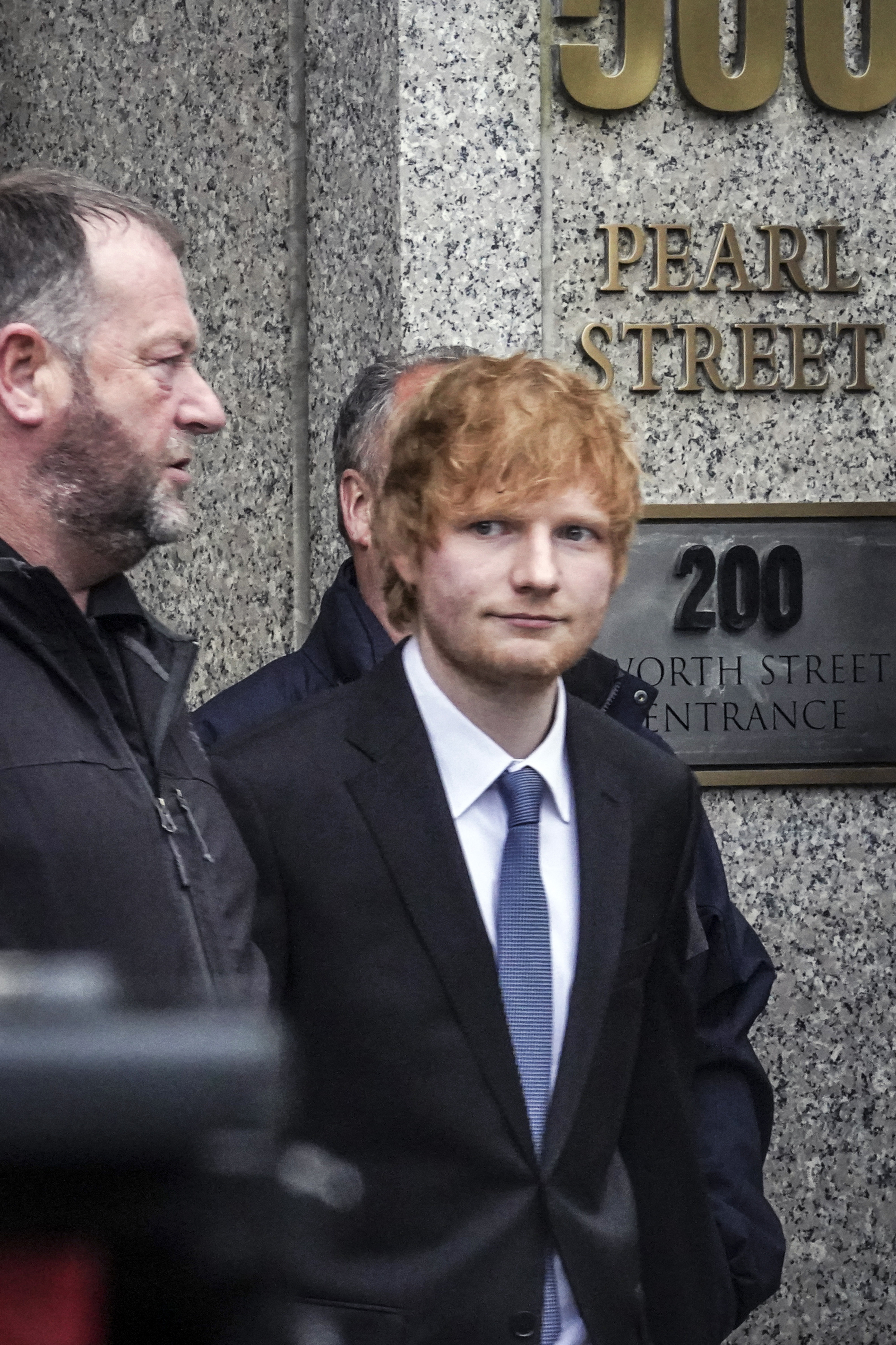 Ed Sheeran toca la guitarra y canta una canción en juicio por derechos de autor
