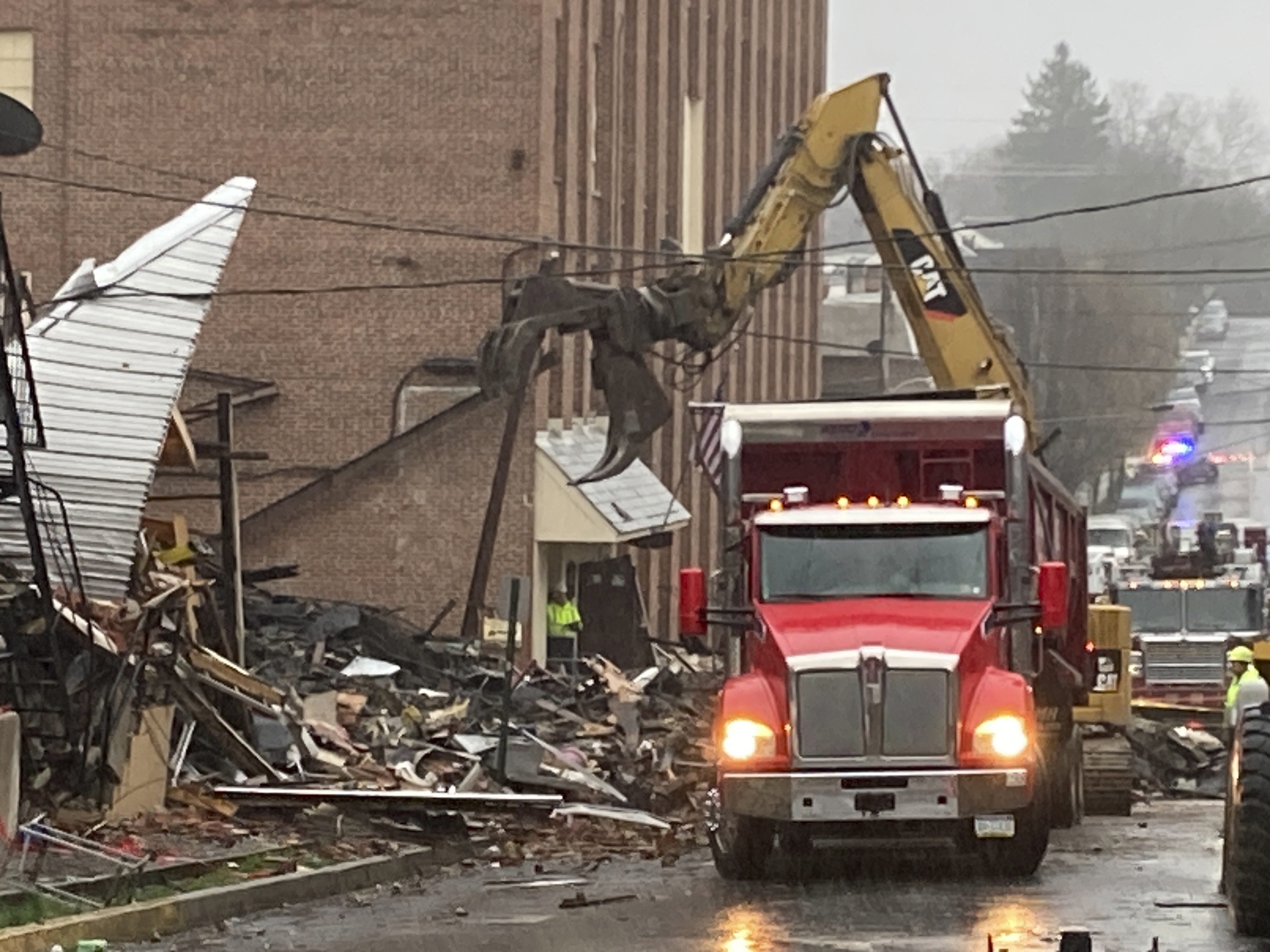 Se retiran los escombros en el lugar de una explosión mortal en una fábrica de chocolate en West Reading, Pensilvania, el sábado 25 de marzo de 2023. (AP Photo/Michael Rubinkam)