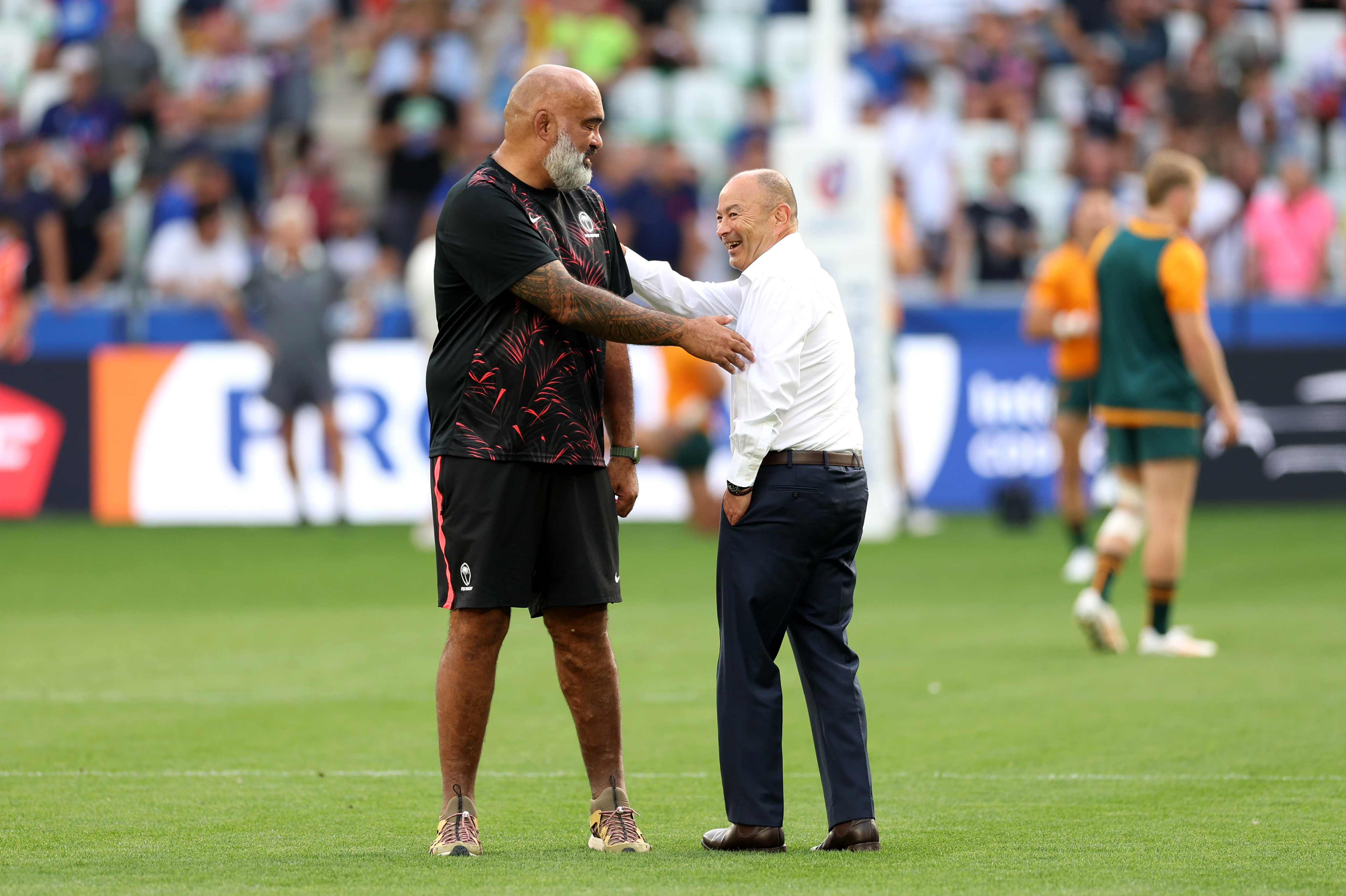 Simon Raiwalui of Fiji speaks with Eddie Jones of Australia.