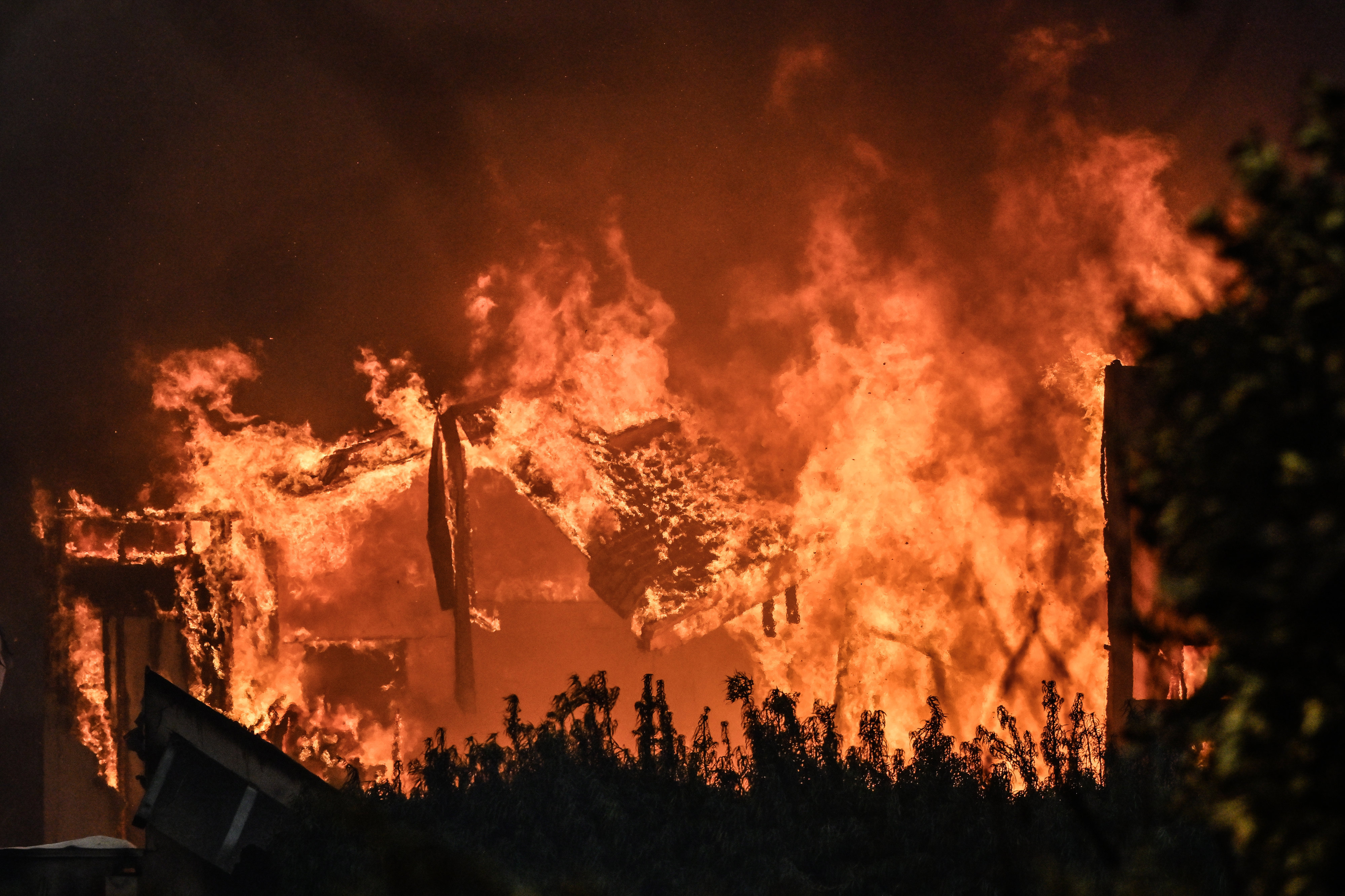 Pacific Palisades, CA - 8 de enero: Una casa arde a lo largo de Sunset Boulevard durante el incendio de Palisades el miércoles 8 de enero de 2025 en Pacific Palisades, CA. (Foto de Jeff Gritchen/MediaNews Group/Orange County Register vía Getty Images)