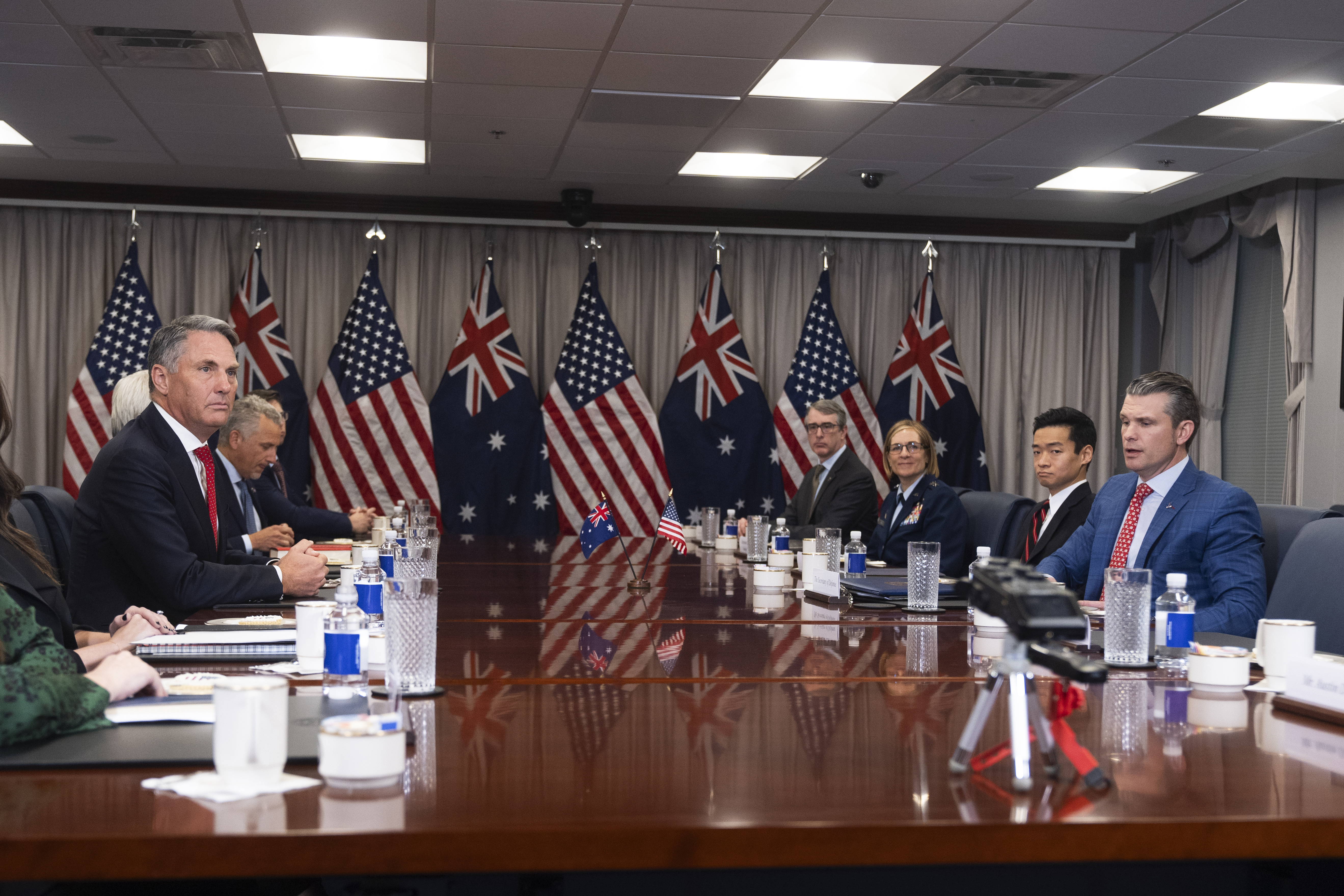 El secretario de Defensa, Pete Hegseth, a la derecha, da la bienvenida al viceministro y ministro de Defensa de Australia, Richard Marles, a la izquierda, antes del comienzo de su reunión en el Pentágono, el viernes 7 de febrero de 2025, en Washington. (Photo AP/Manuel Balce Ceneta)