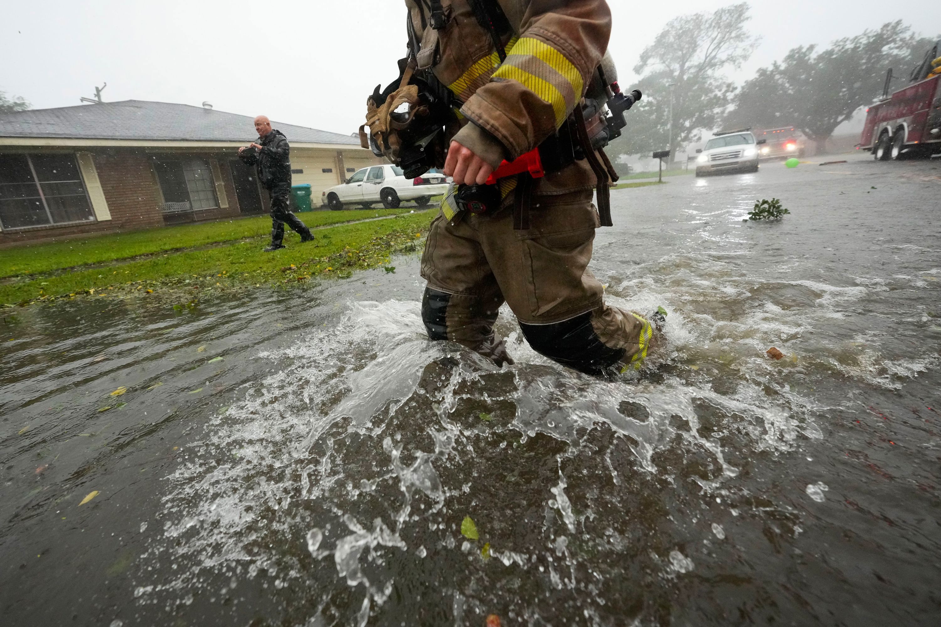 Mientras la policía duda, un transeúnte corre hacia las aguas de la inundación para realizar un dramático rescate